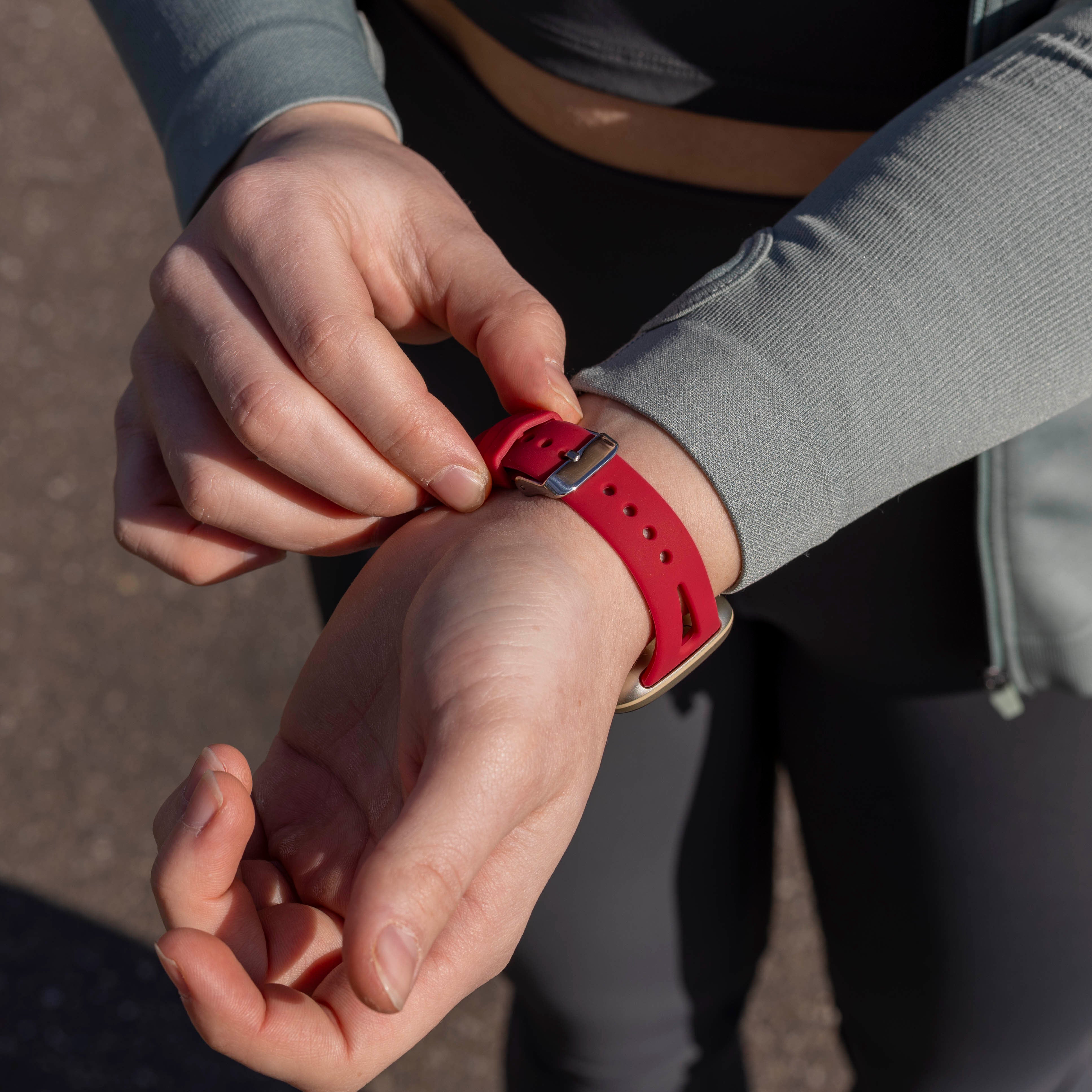 Fitbit Versa 4 luxe siliconen bandje (rosé-rood)