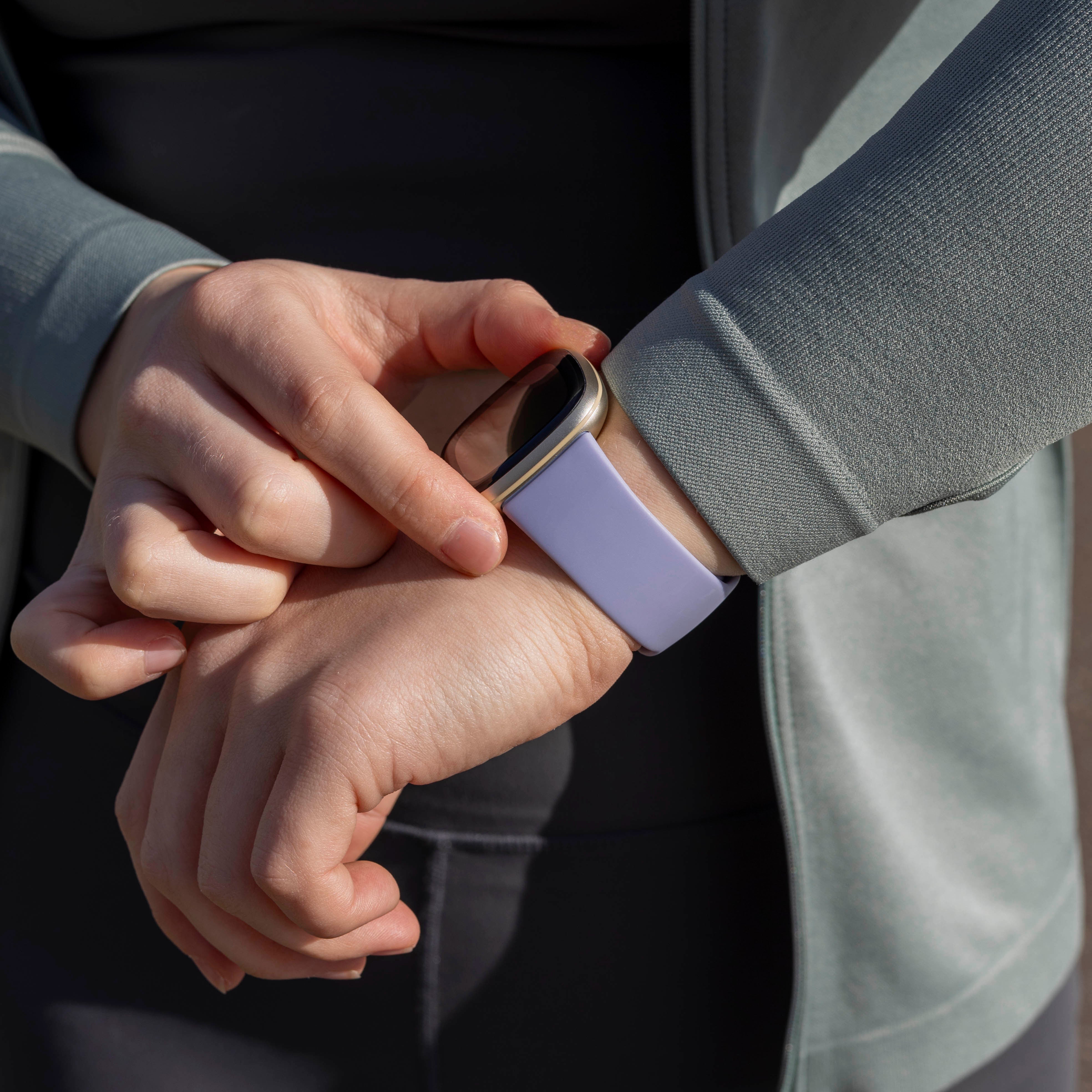 Fitbit Versa 4 siliconen classic bandje (lavendel)