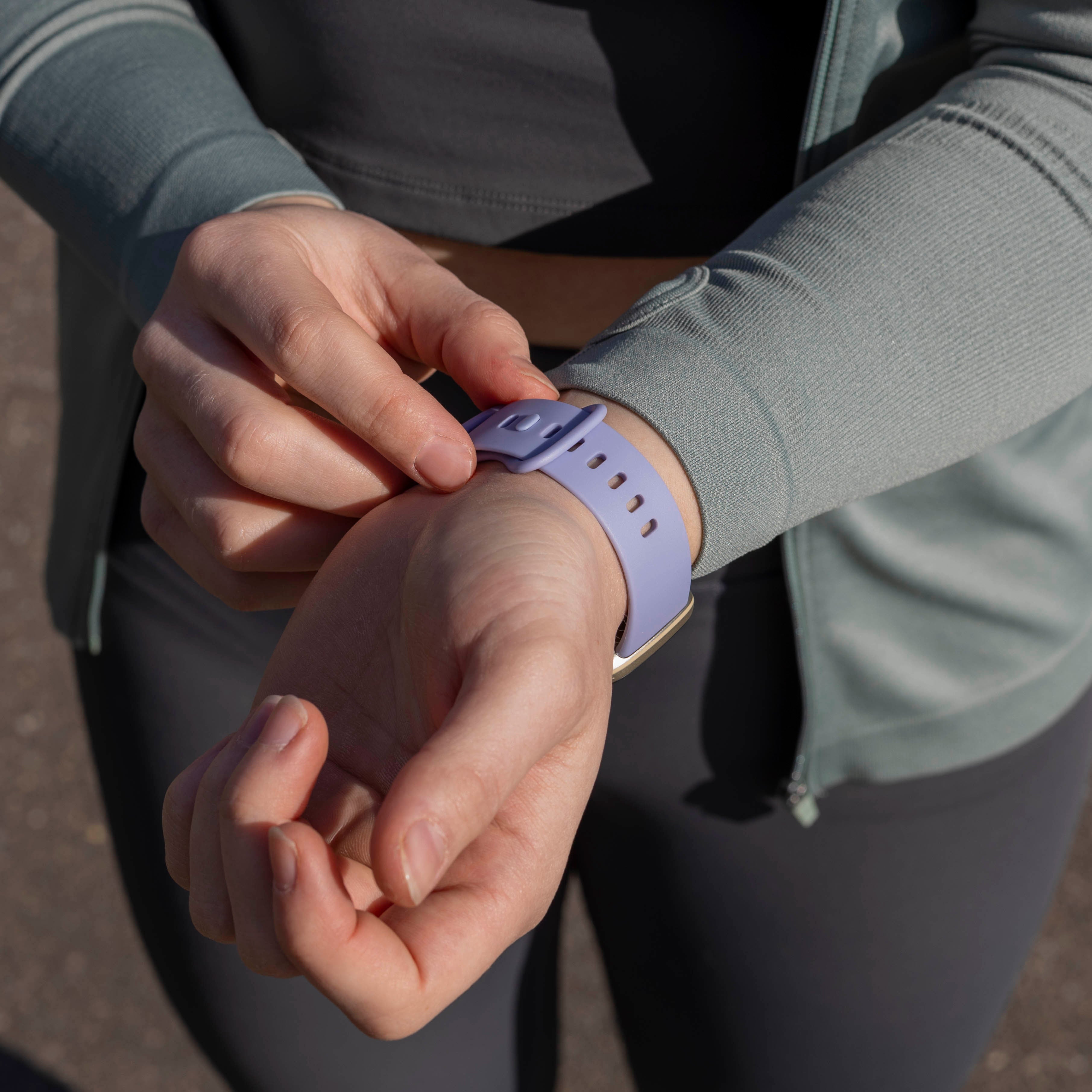 Fitbit Versa 4 siliconen classic bandje (lavendel)