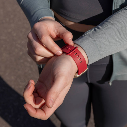 Fitbit Versa 4 siliconen classic bandje (wijnrood)