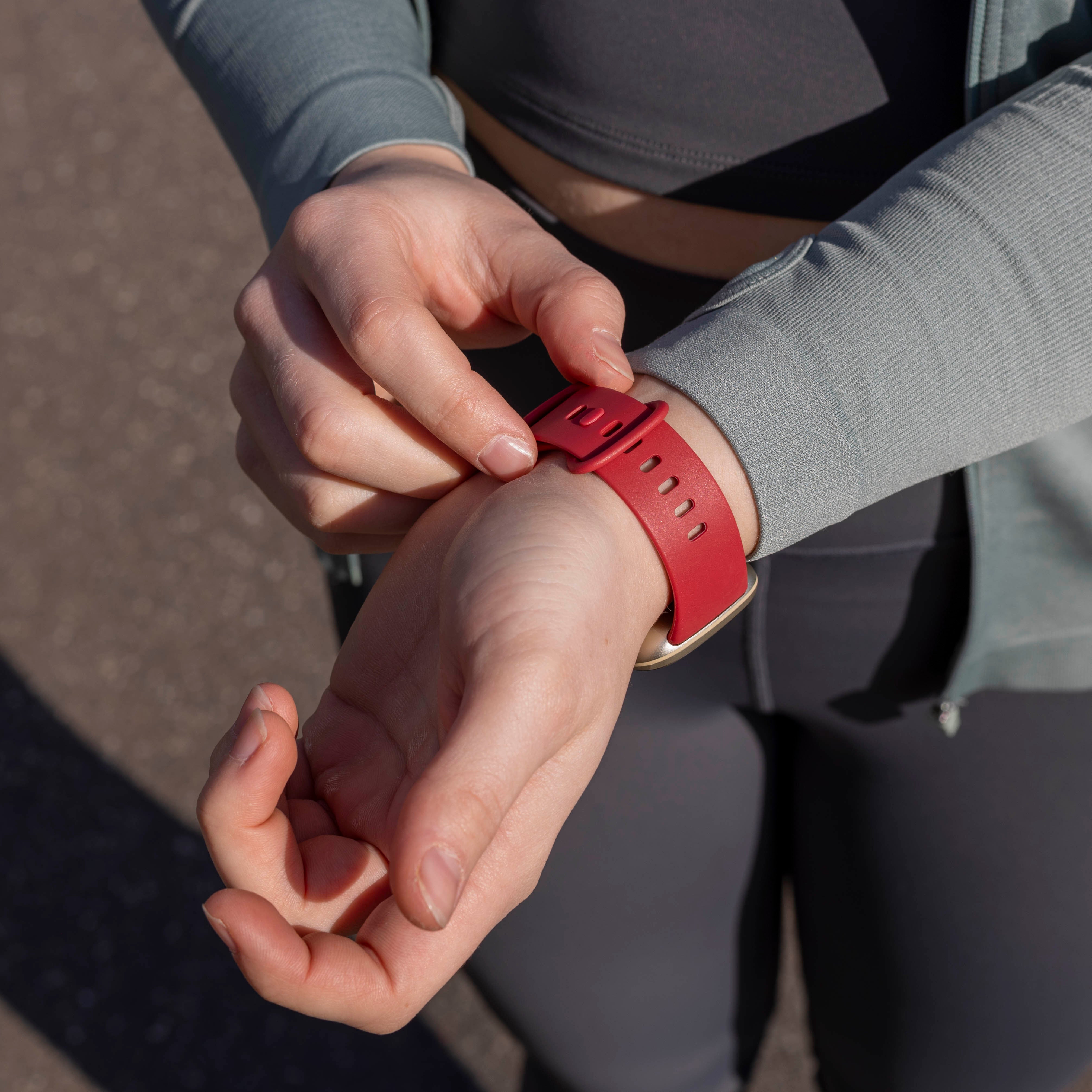 Fitbit Sense siliconen classic bandje (wijnrood)