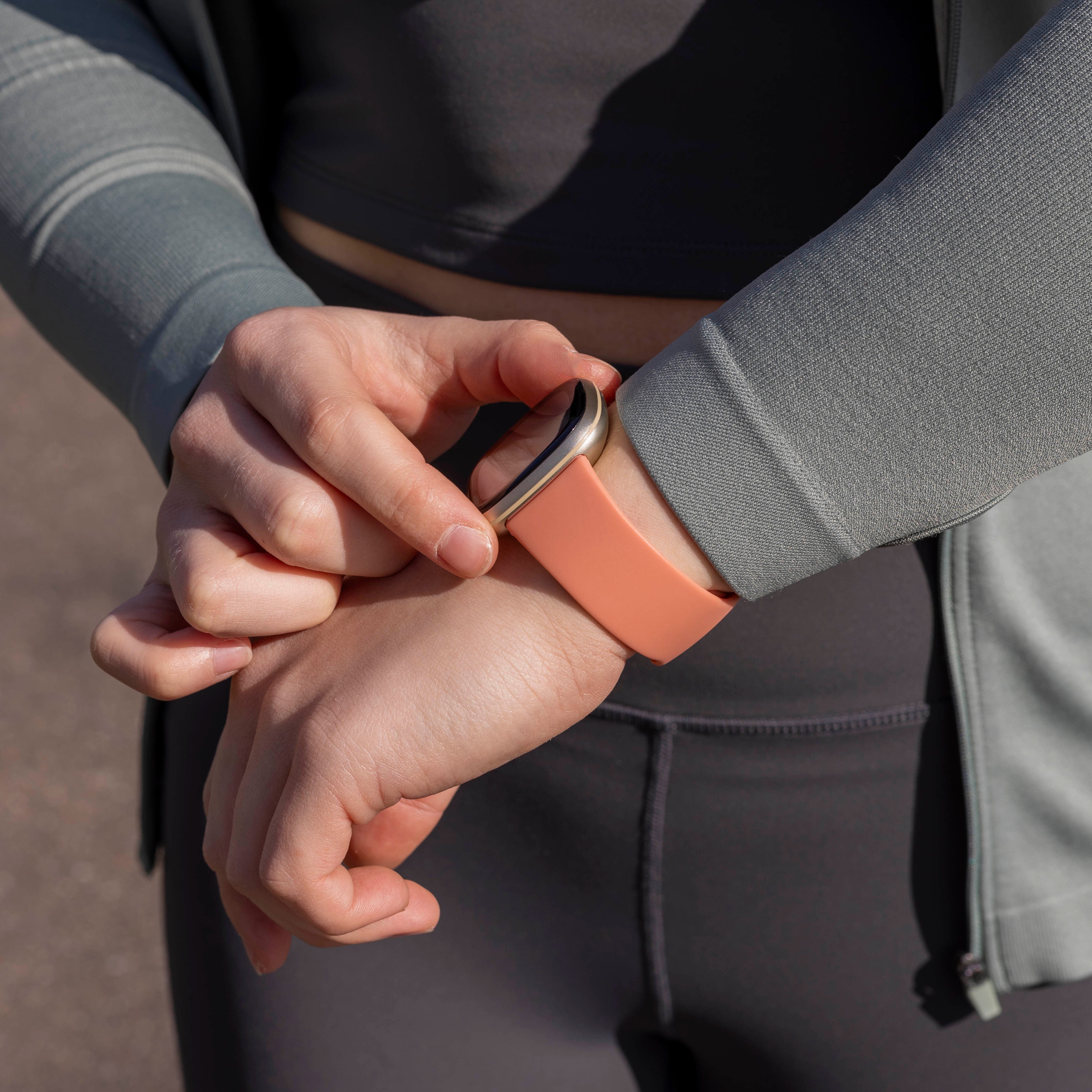 Fitbit Versa 4 siliconen classic bandje (roze)