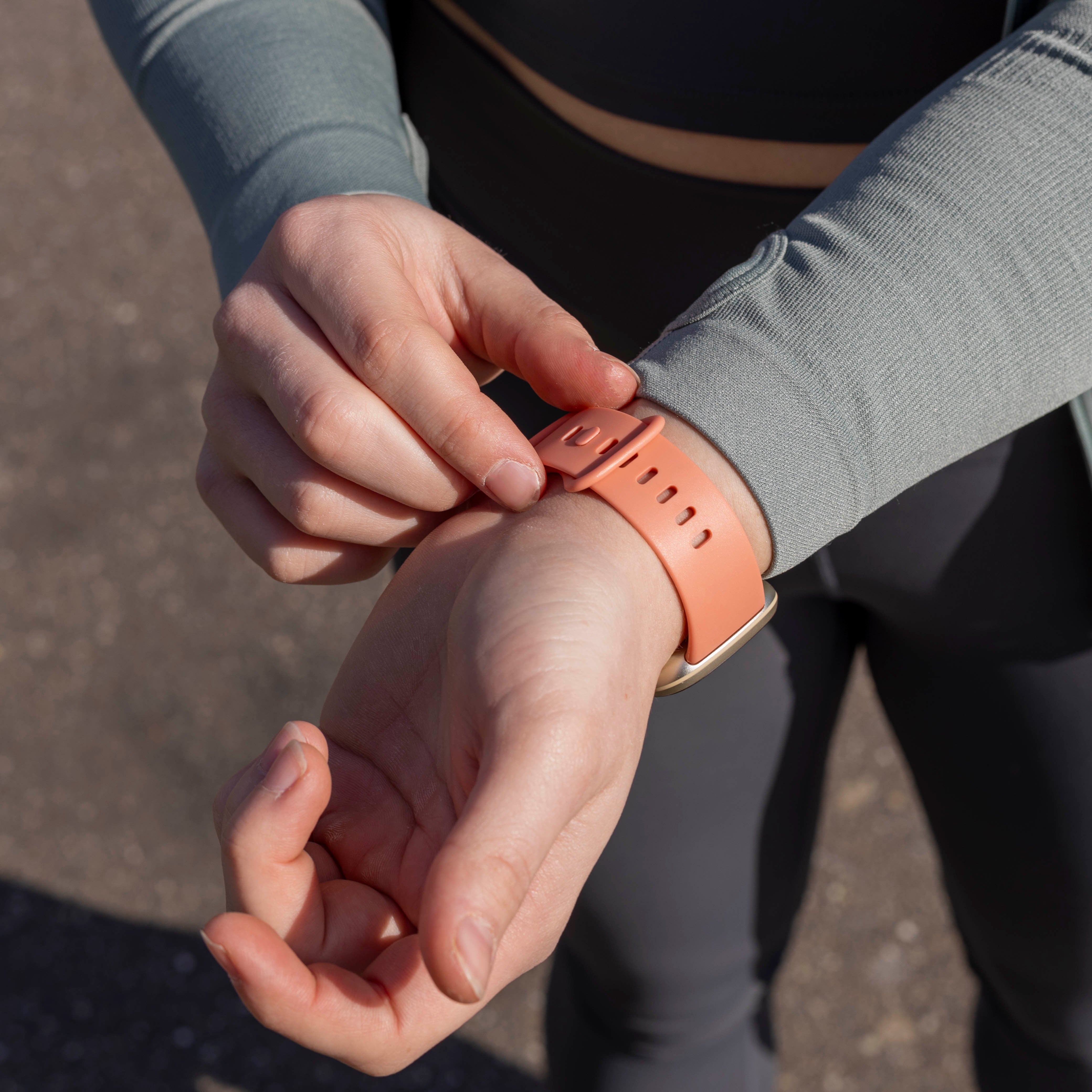 Fitbit Versa 4 siliconen classic bandje (roze)