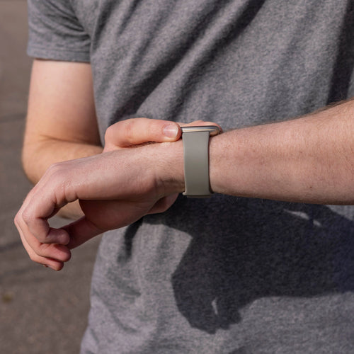 Fitbit Versa 4 siliconen classic bandje (grijs)