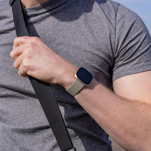 Fitbit Versa 4 siliconen classic bandje (grijs)