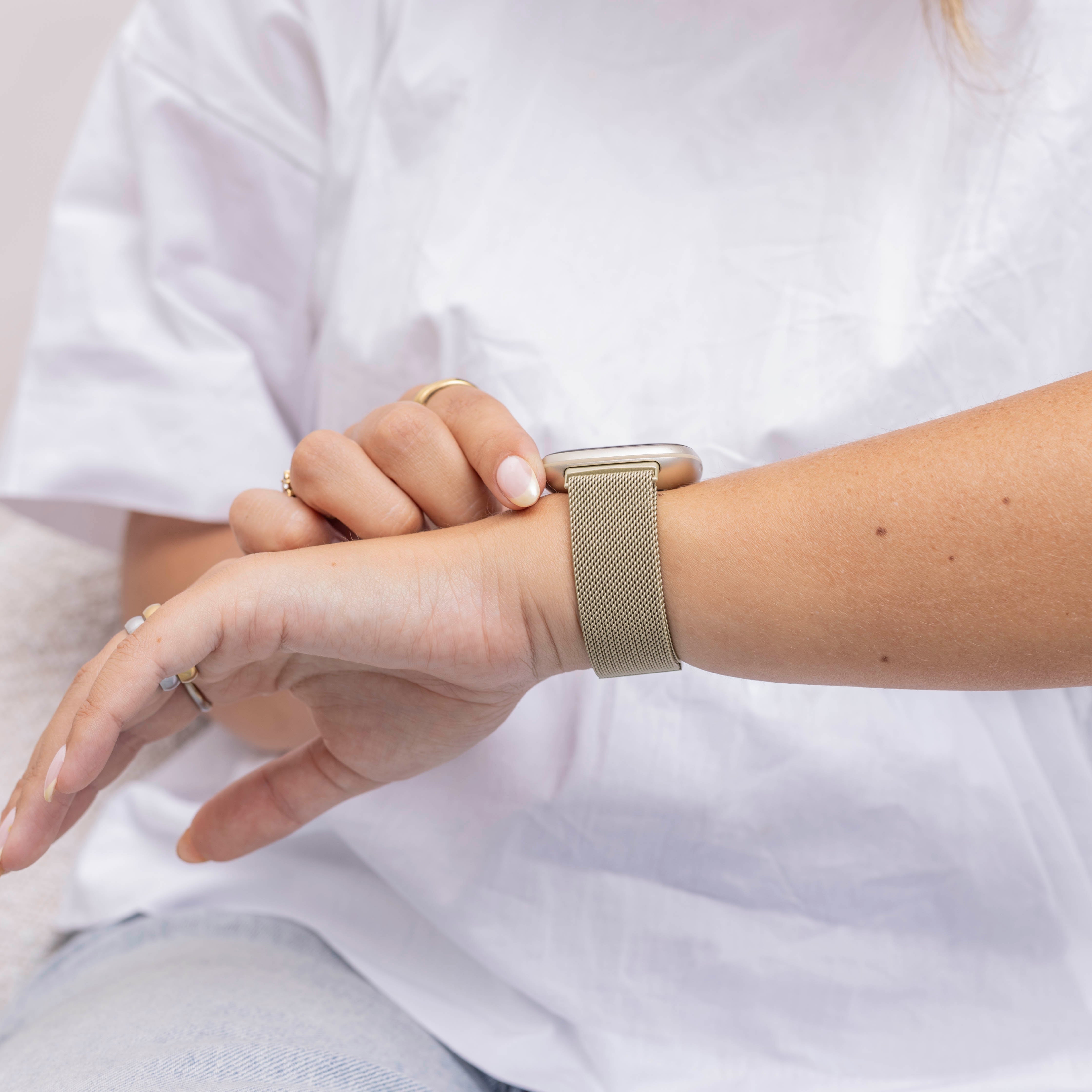 Fitbit Versa 3 Milanese band (licht goud)