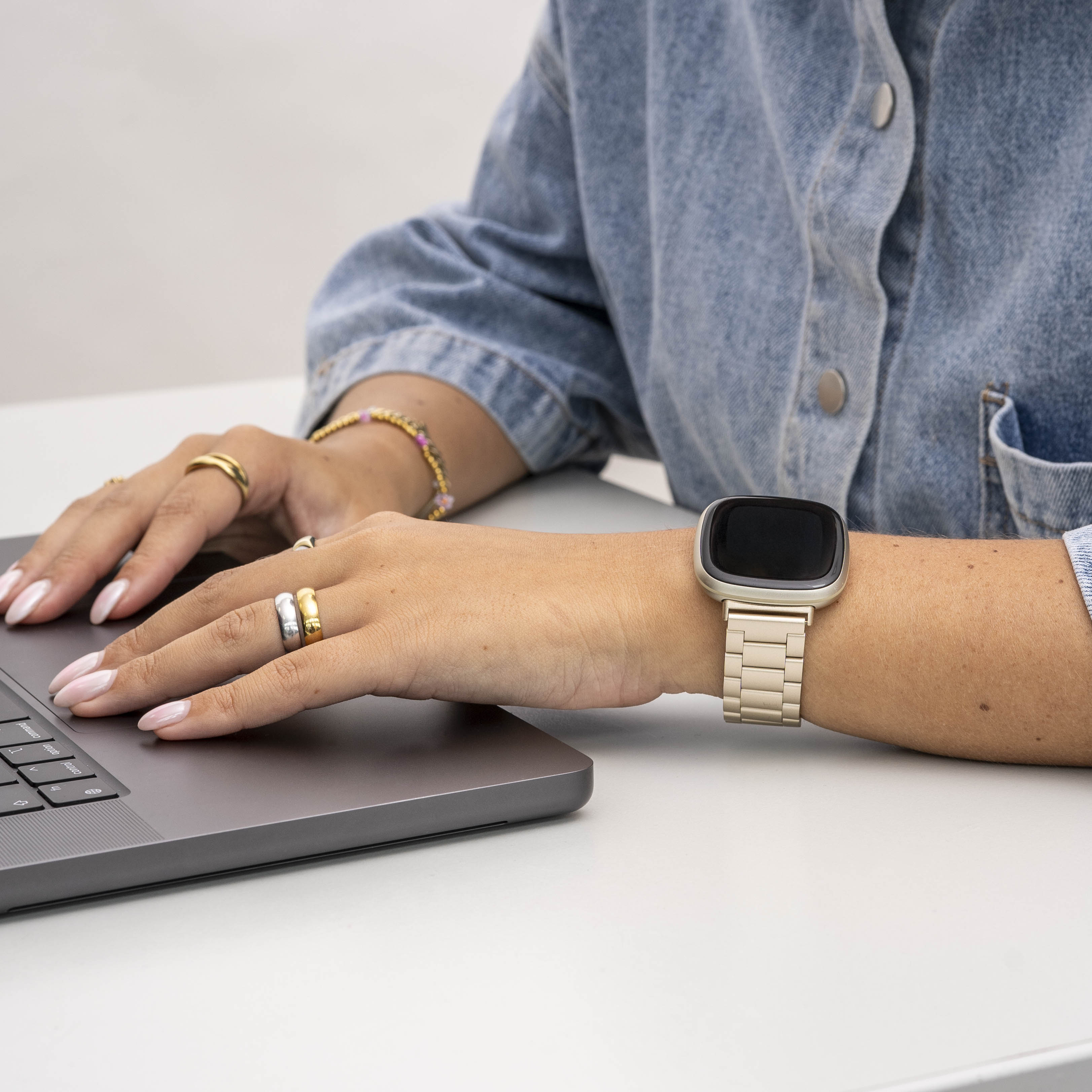 Fitbit Versa 4 stalen bandje (champagne goud)