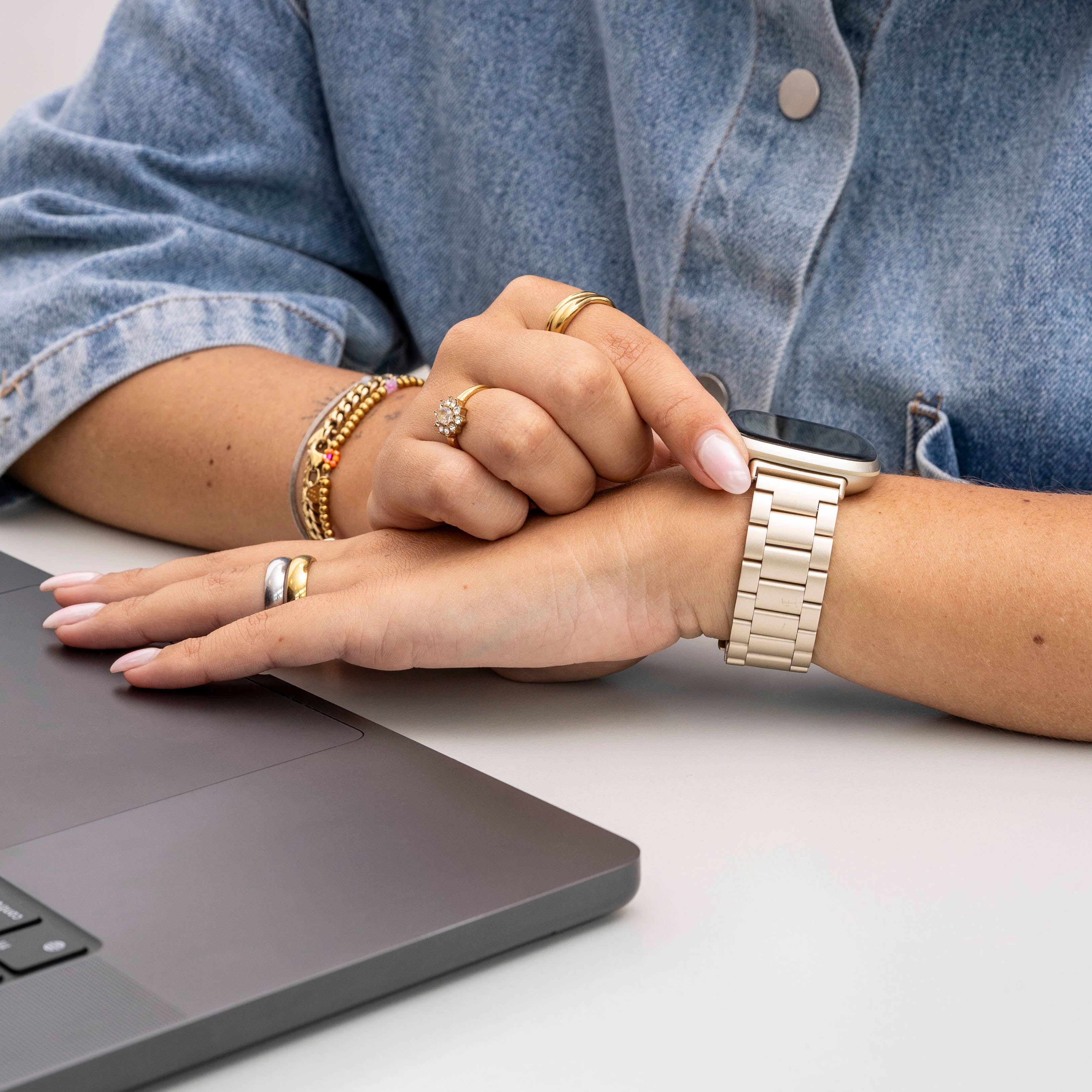 Fitbit Versa 4 stalen bandje (champagne goud)