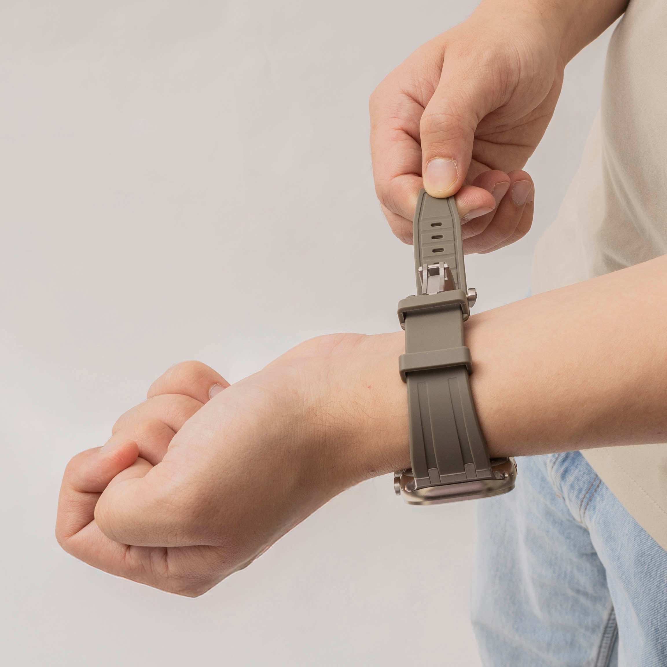 Bandz Apple Watch siliconen band 'Luxe Liquid' (bruin met titanium)