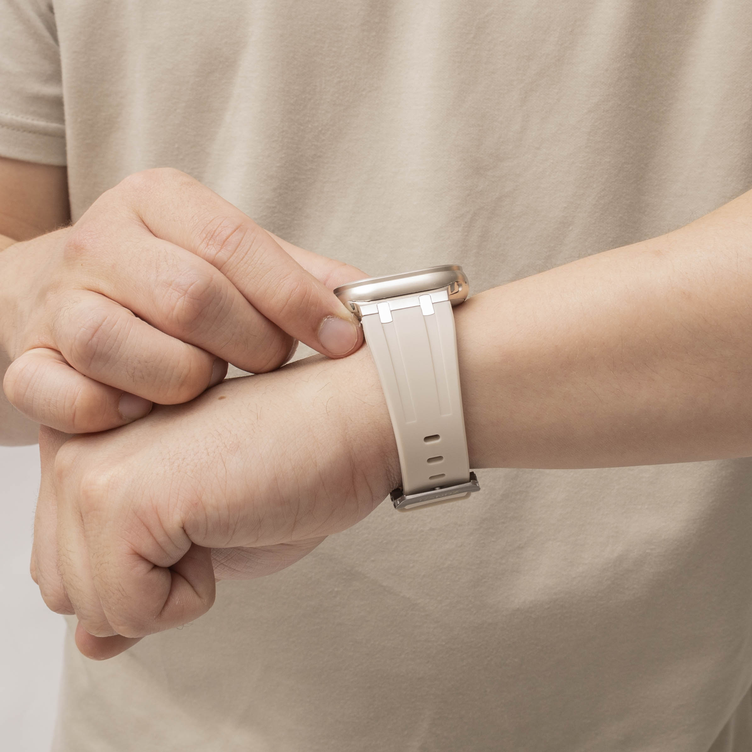 Bandz Apple Watch siliconen band 'Luxe Liquid' (beige met zilver)