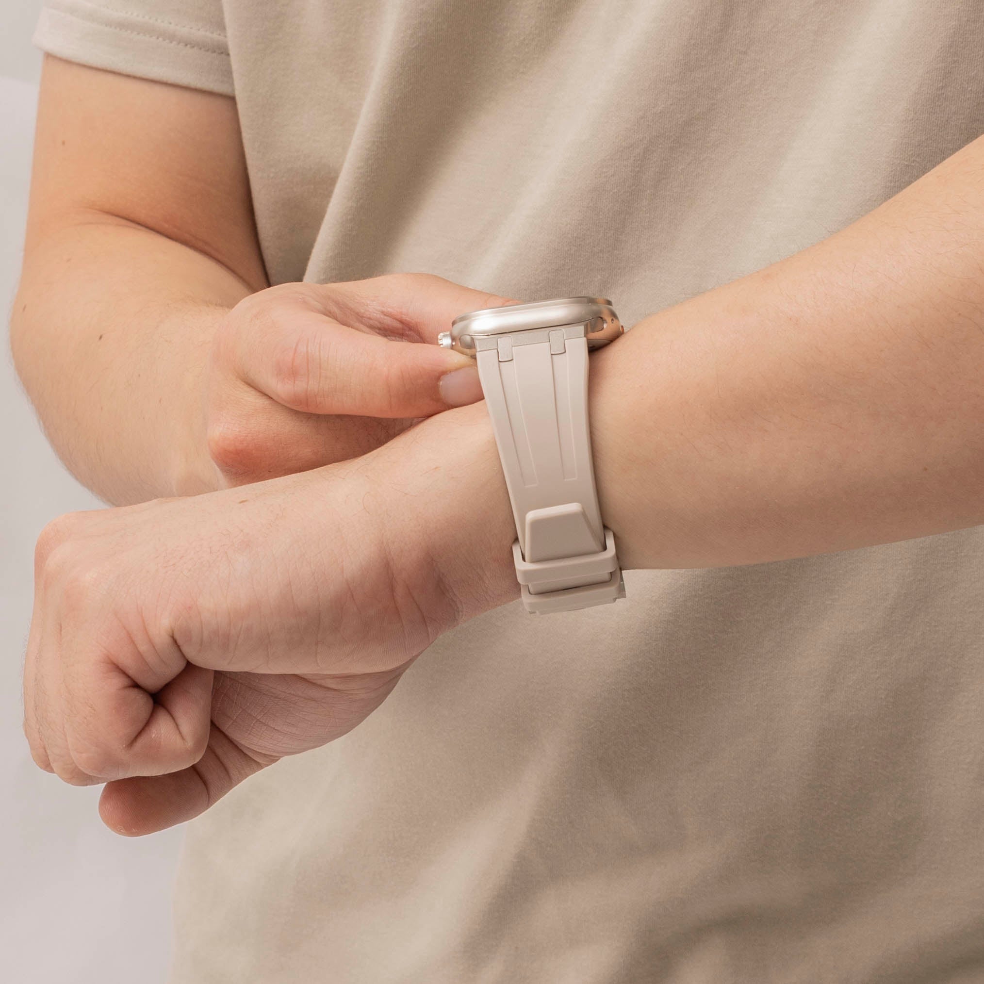 Apple Watch luxe liquid silicone band (sterrenlicht met titanium) 