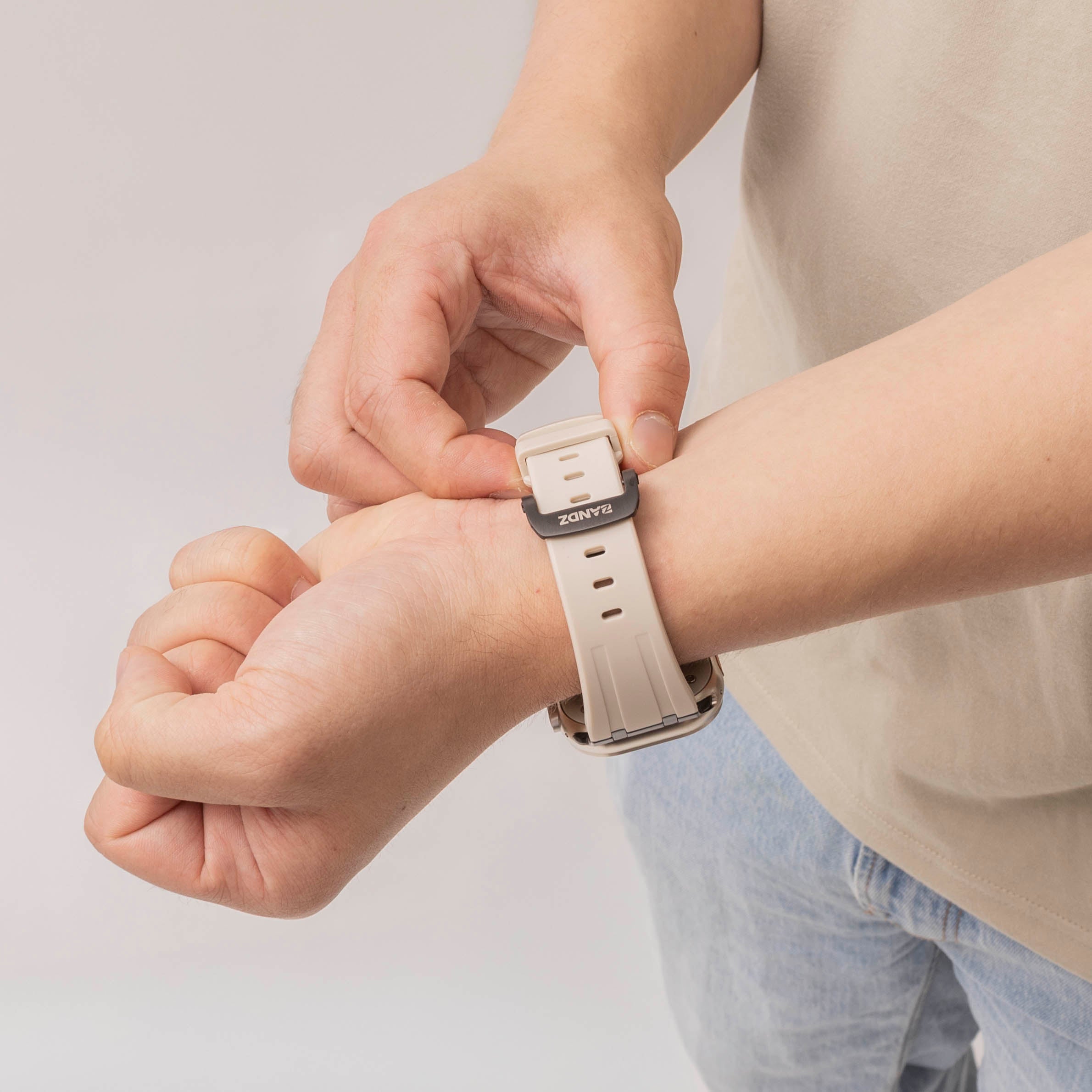 Bandz Apple Watch siliconen band 'Luxe Liquid' (beige met zwart)