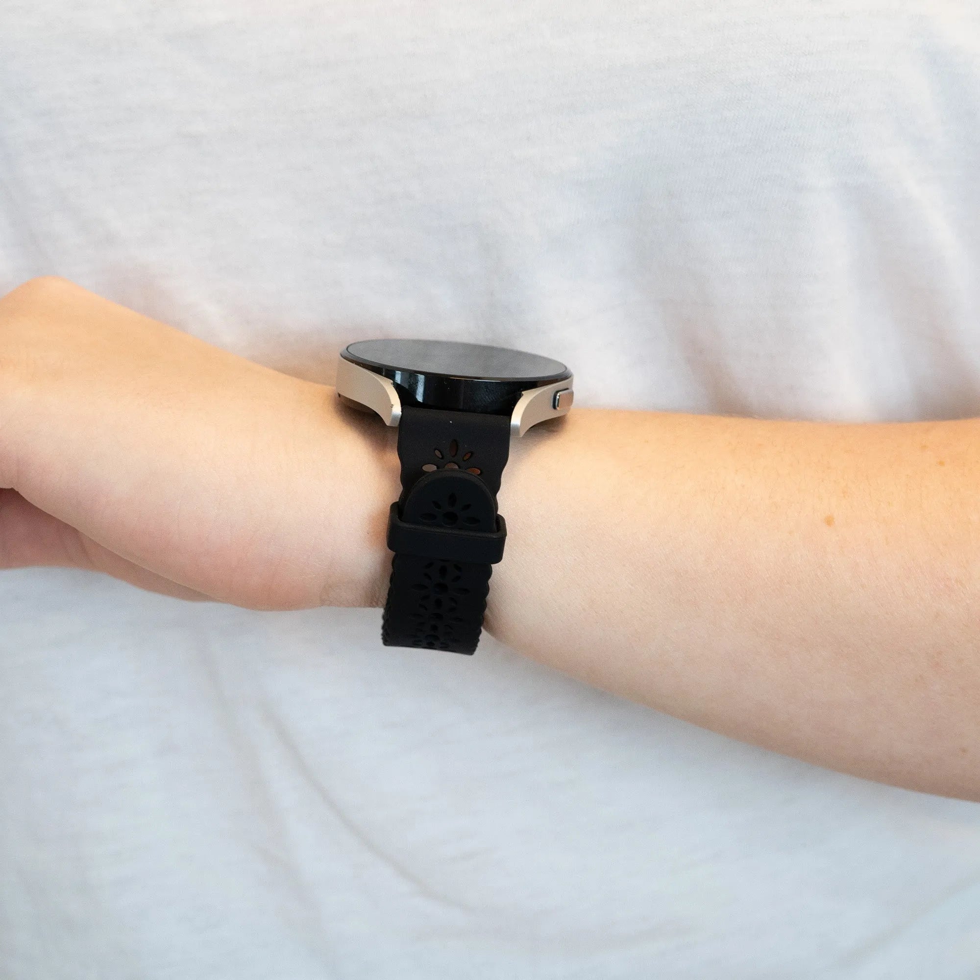Bandz Maoo Ventura siliconen band met bloemenpatroon (zwart)