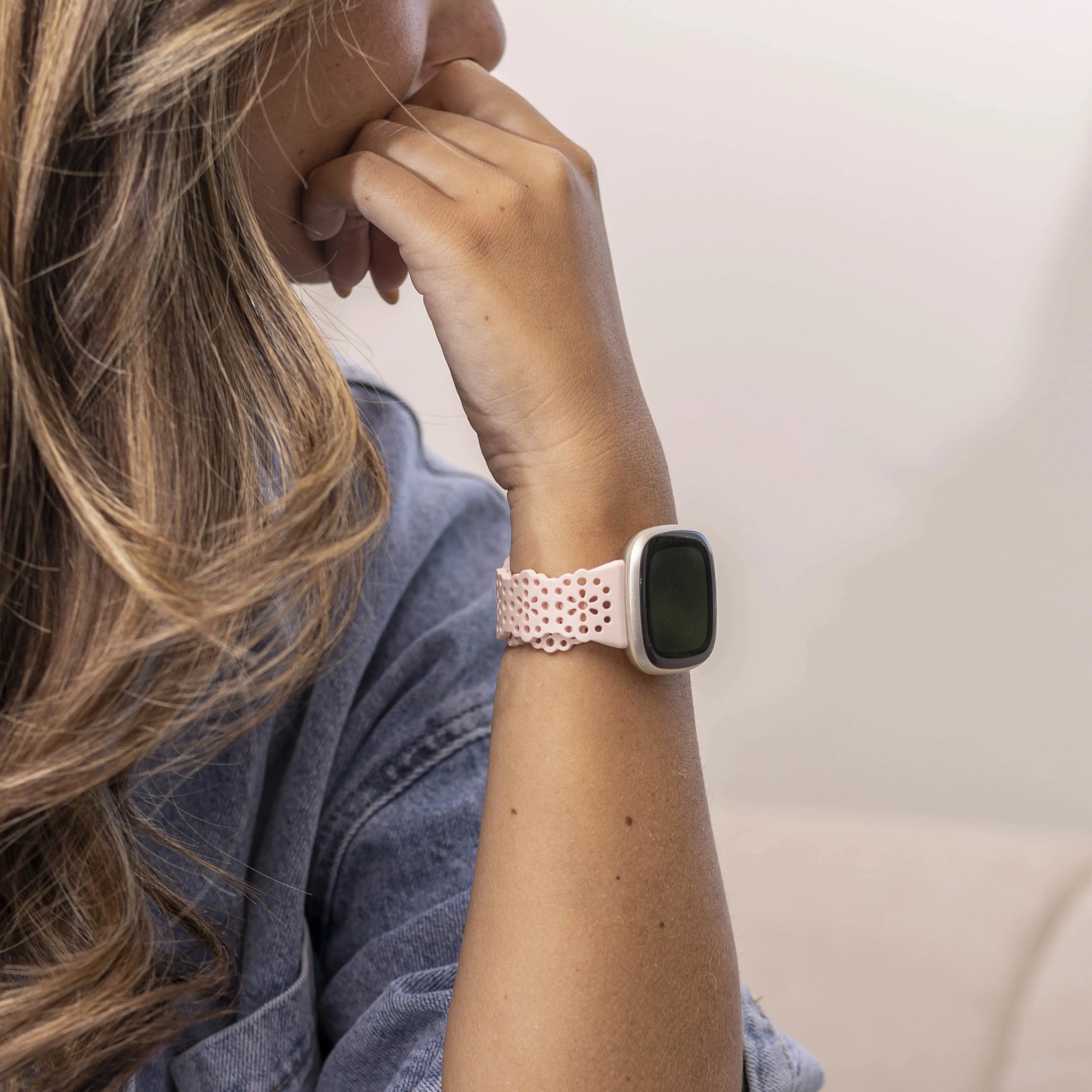 Fitbit Versa 4 siliconen bandje met patroon (lichtroze)