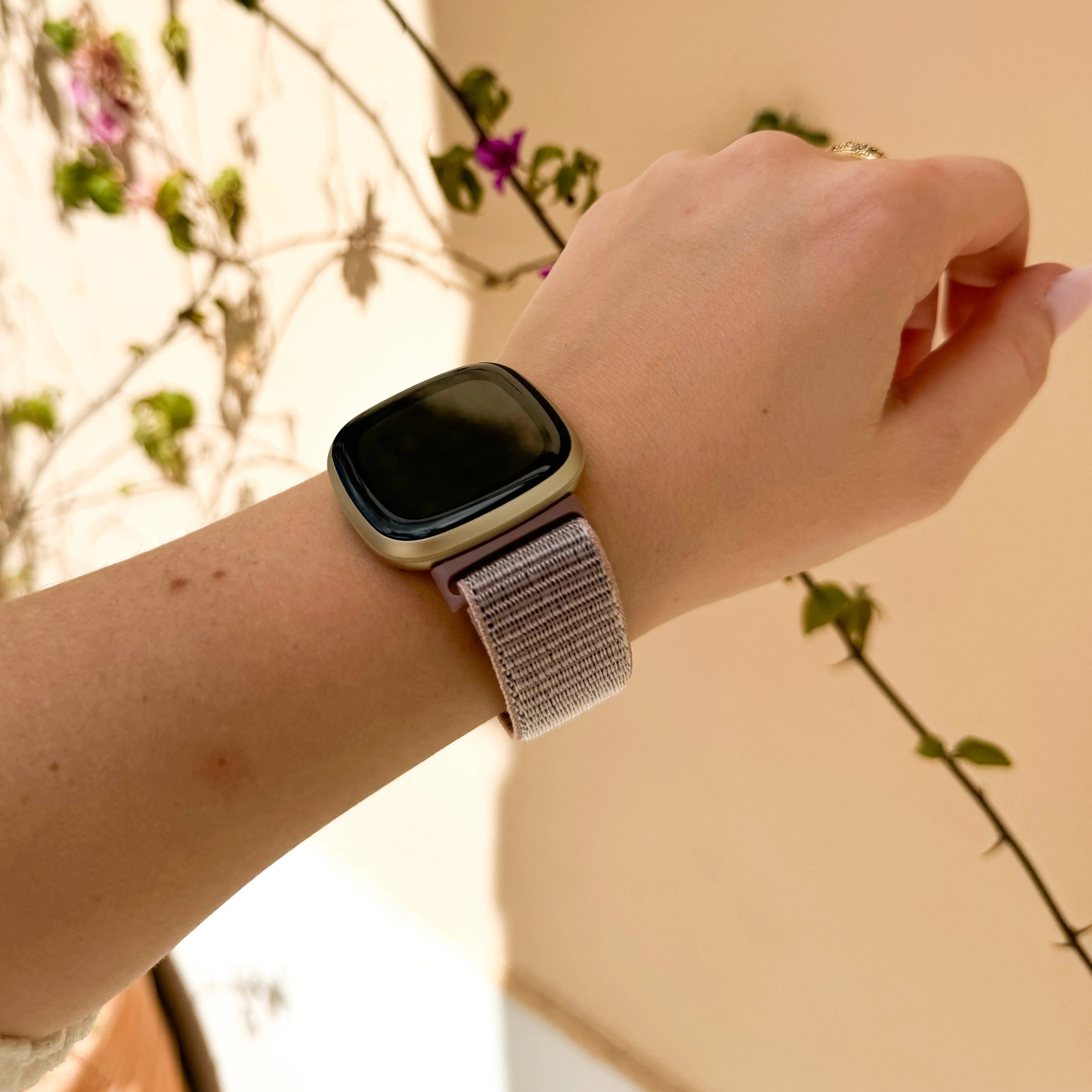 Fitbit Versa 3 nylon bandje (pink sand)