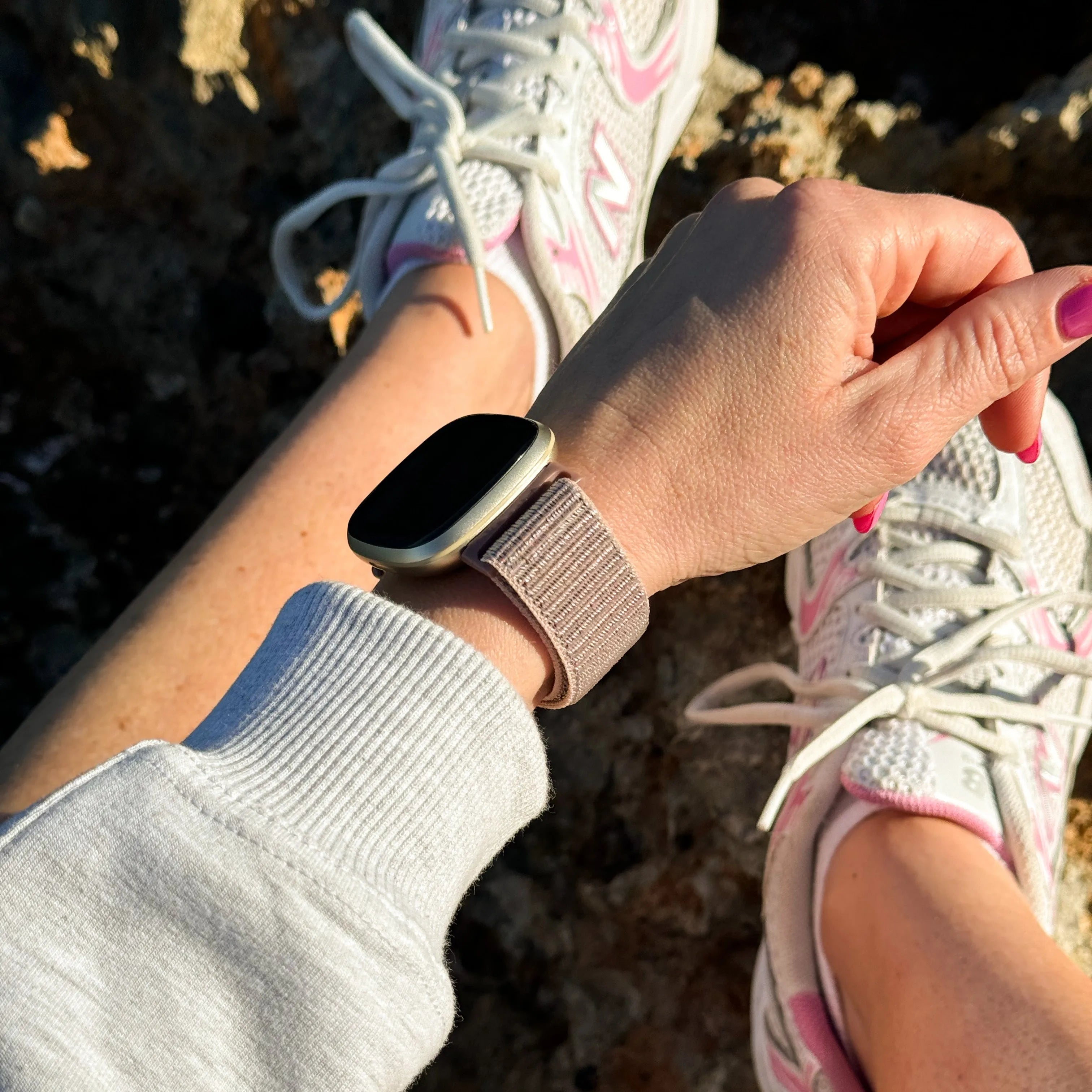 Fitbit Versa 3 nylon bandje (pink sand)
