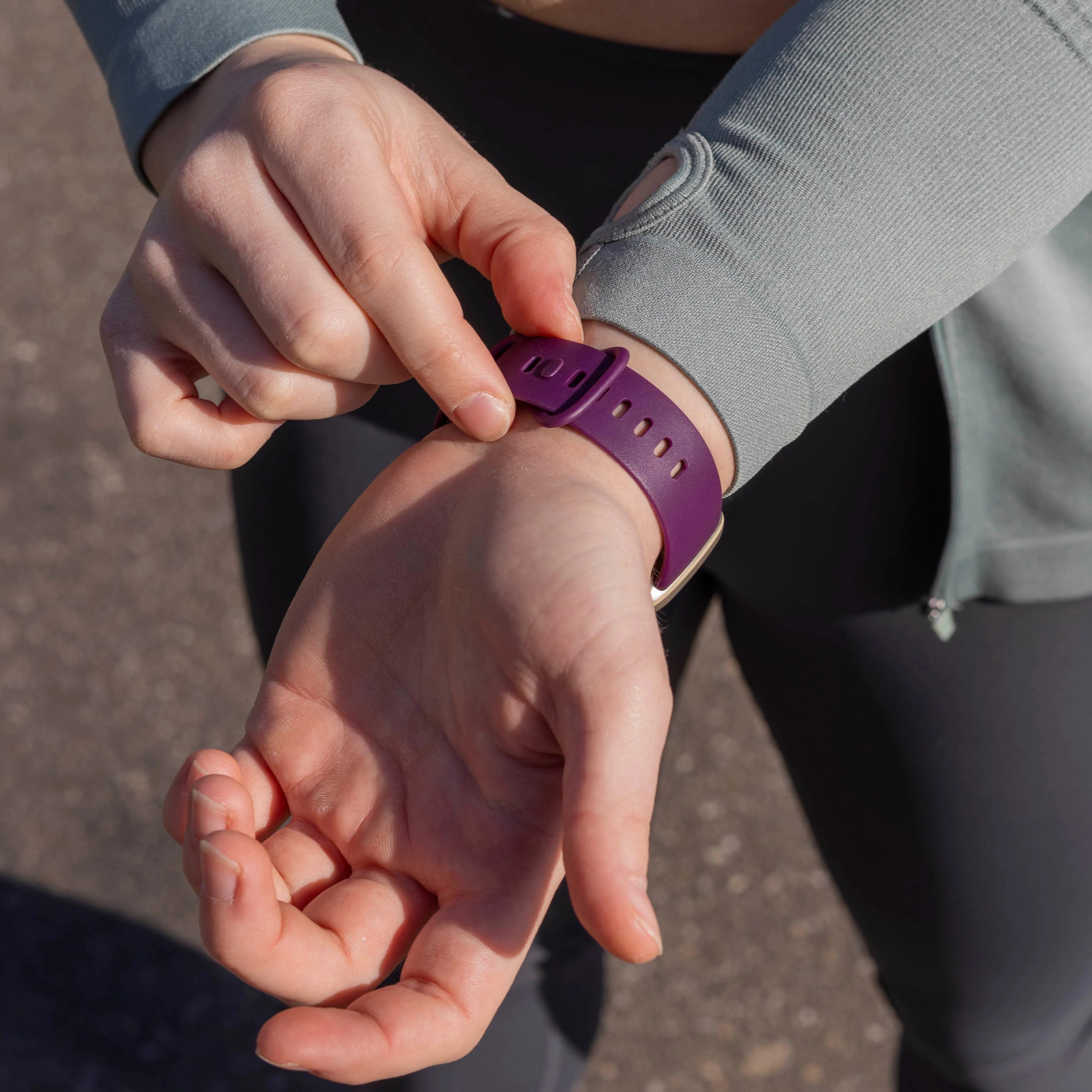 Fitbit Sense 2 siliconen classic bandje (donkerpaars)