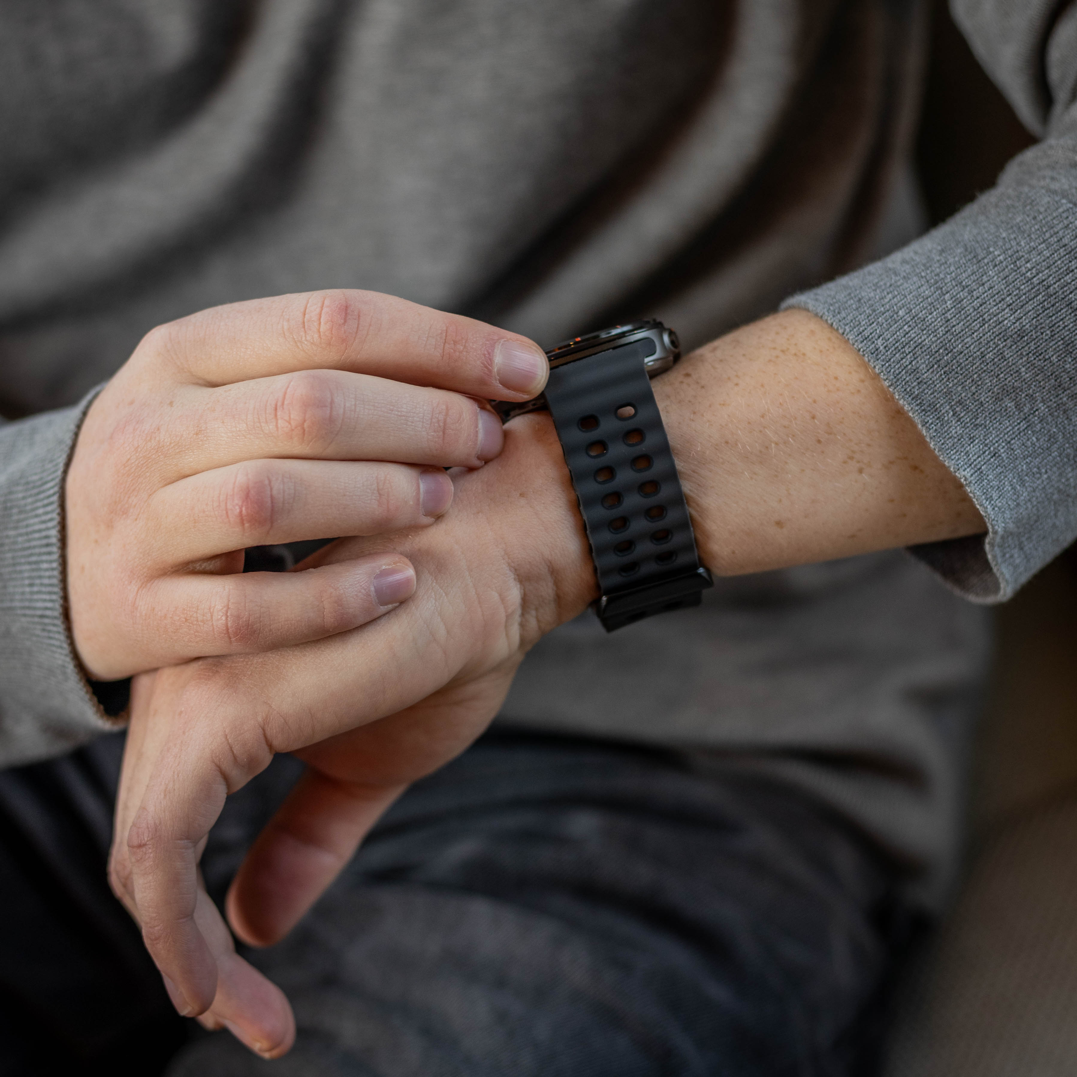 Samsung Galaxy Watch Ultra 2 wave siliconen bandje (donkergrijs/zwart)