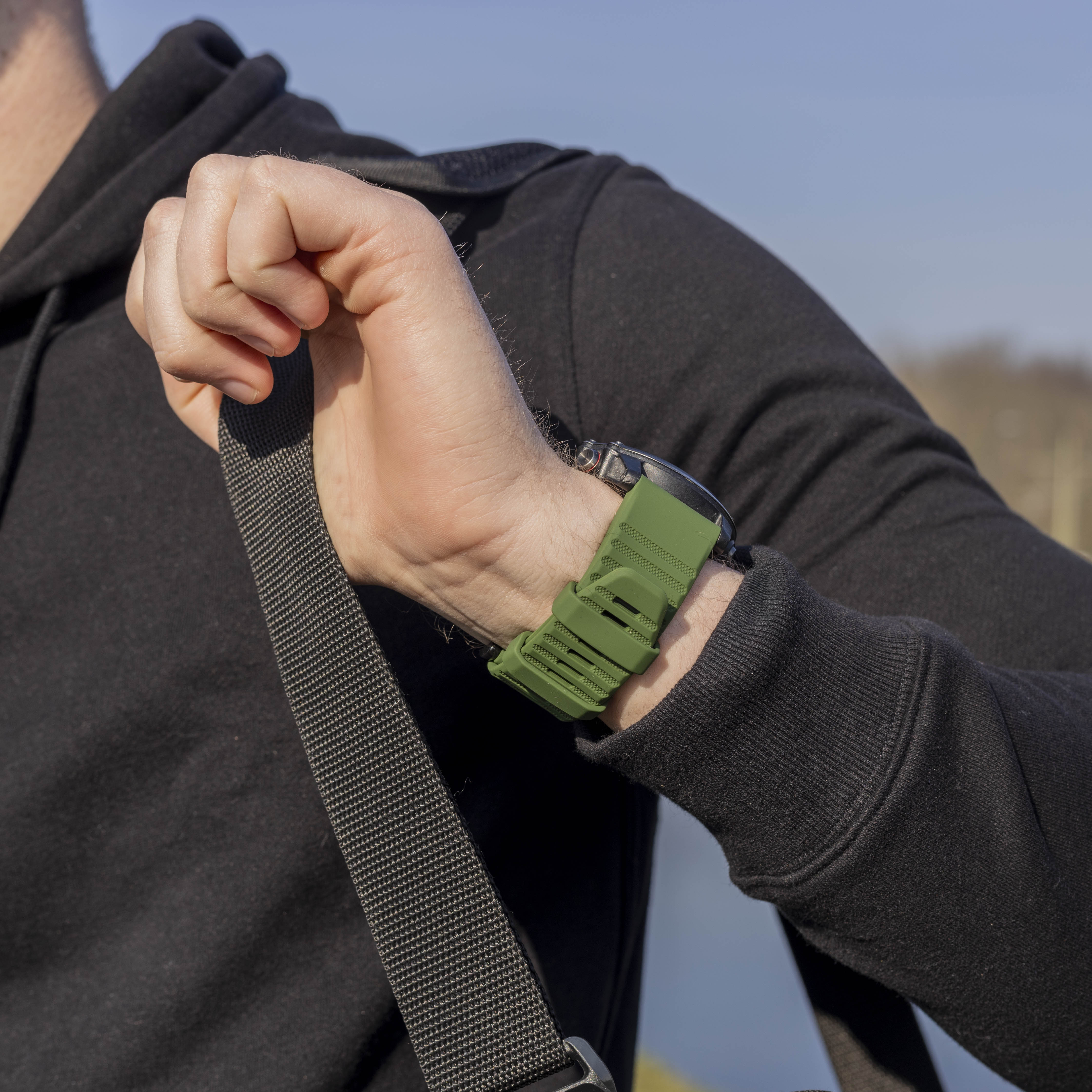 Bandz Garmin Fenix 7x Buckled Silicone Strap (Dark Green)