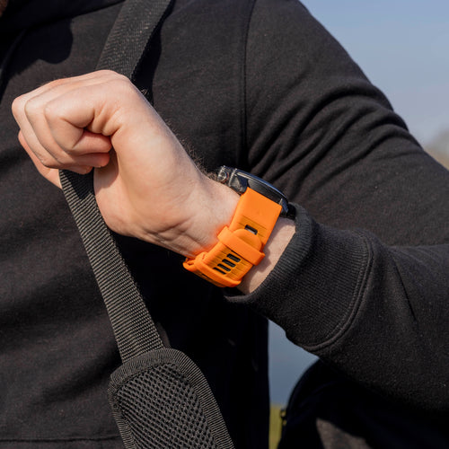 Garmin Fenix 8 - 51mm sport gesp band (oranje/zwart)