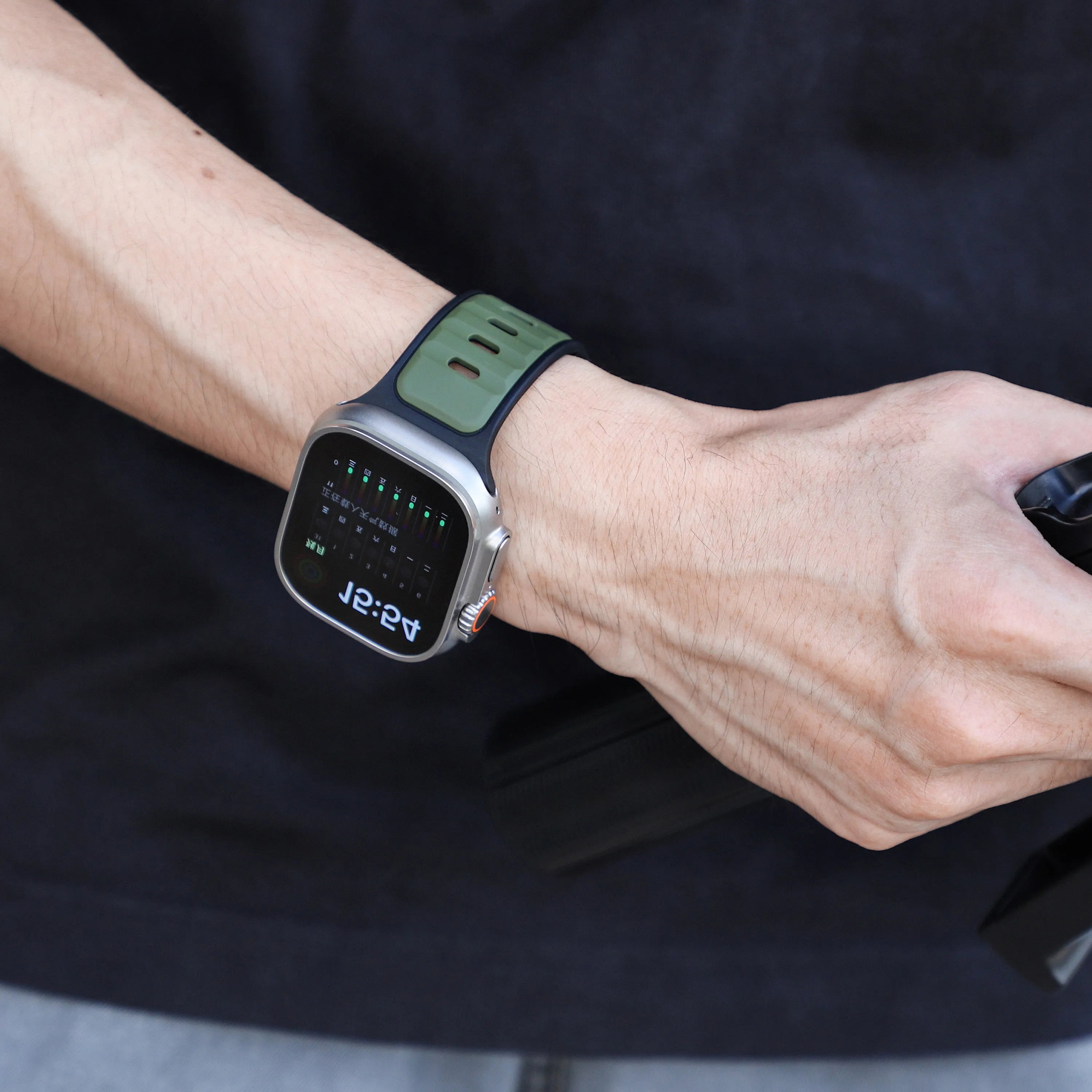 Apple Watch premium outdoor siliconen bandje (legergroen/zwart)