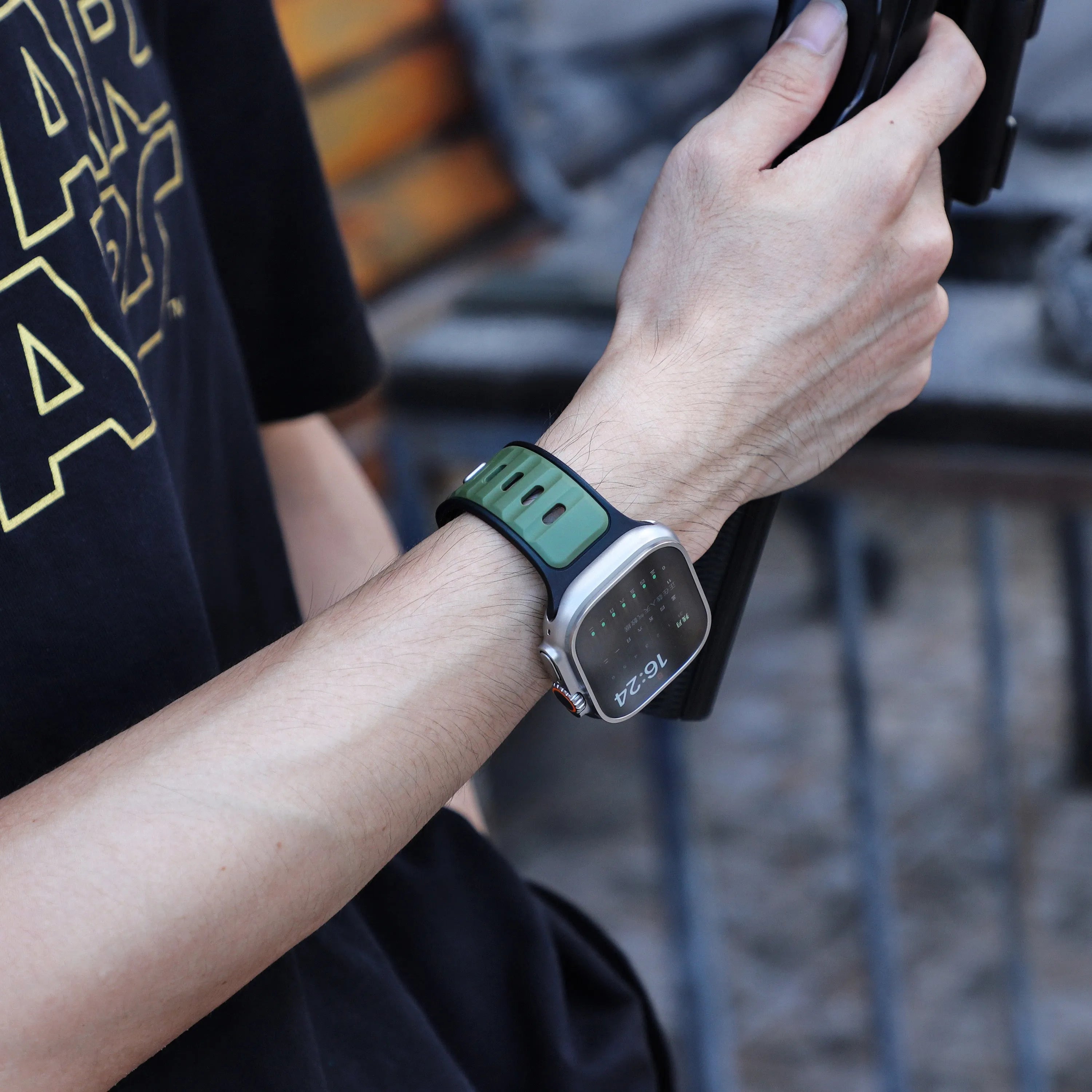 Apple Watch premium outdoor siliconen bandje (legergroen/zwart)