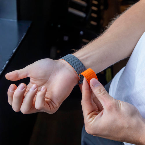 Samsung Galaxy Watch Ultra 2 magnetisch siliconen bandje (grijs/oranje)