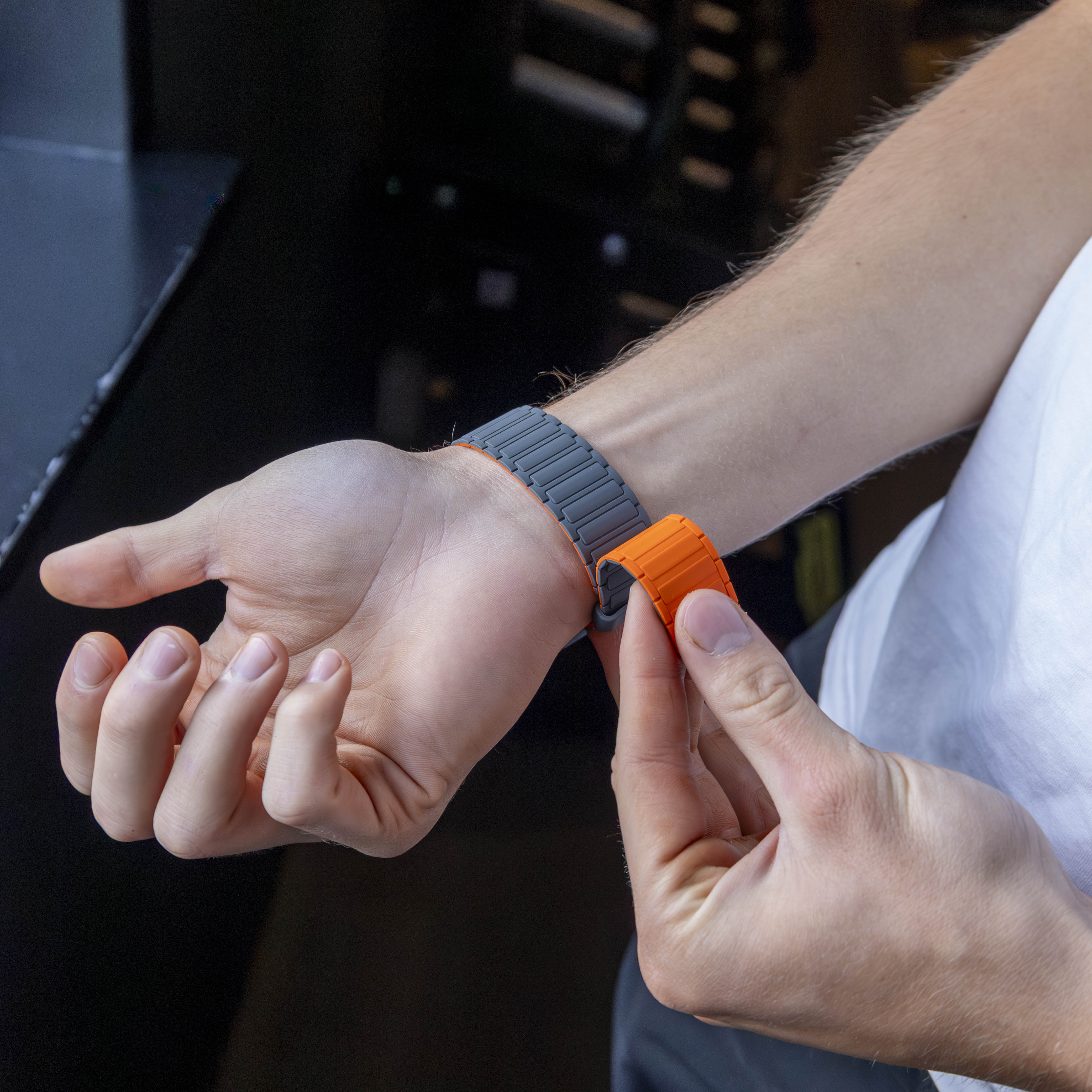 Samsung Galaxy Watch Ultra 2 magnetisch siliconen bandje (grijs/oranje)