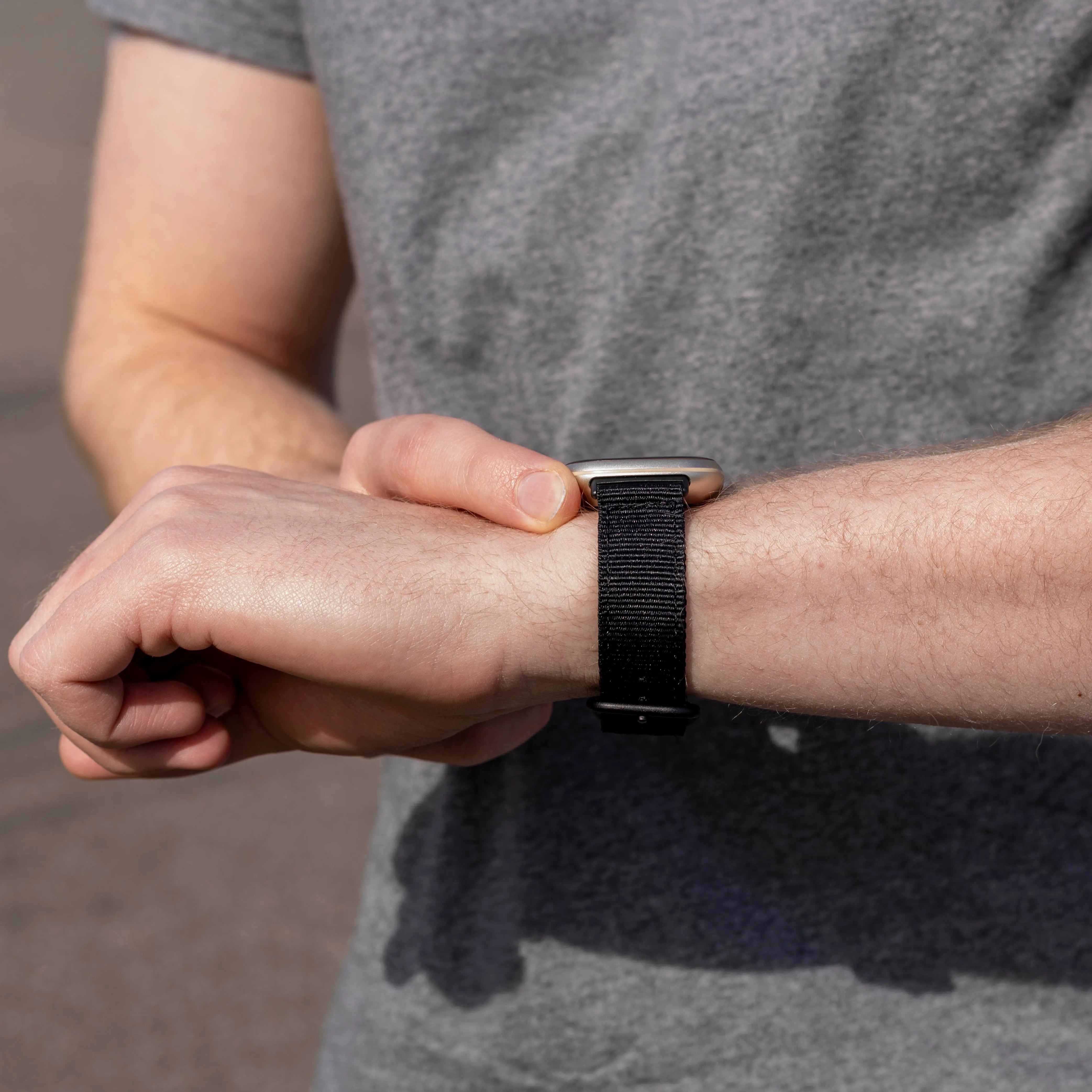 Fitbit Versa 3 nylon gesp band (zwart)