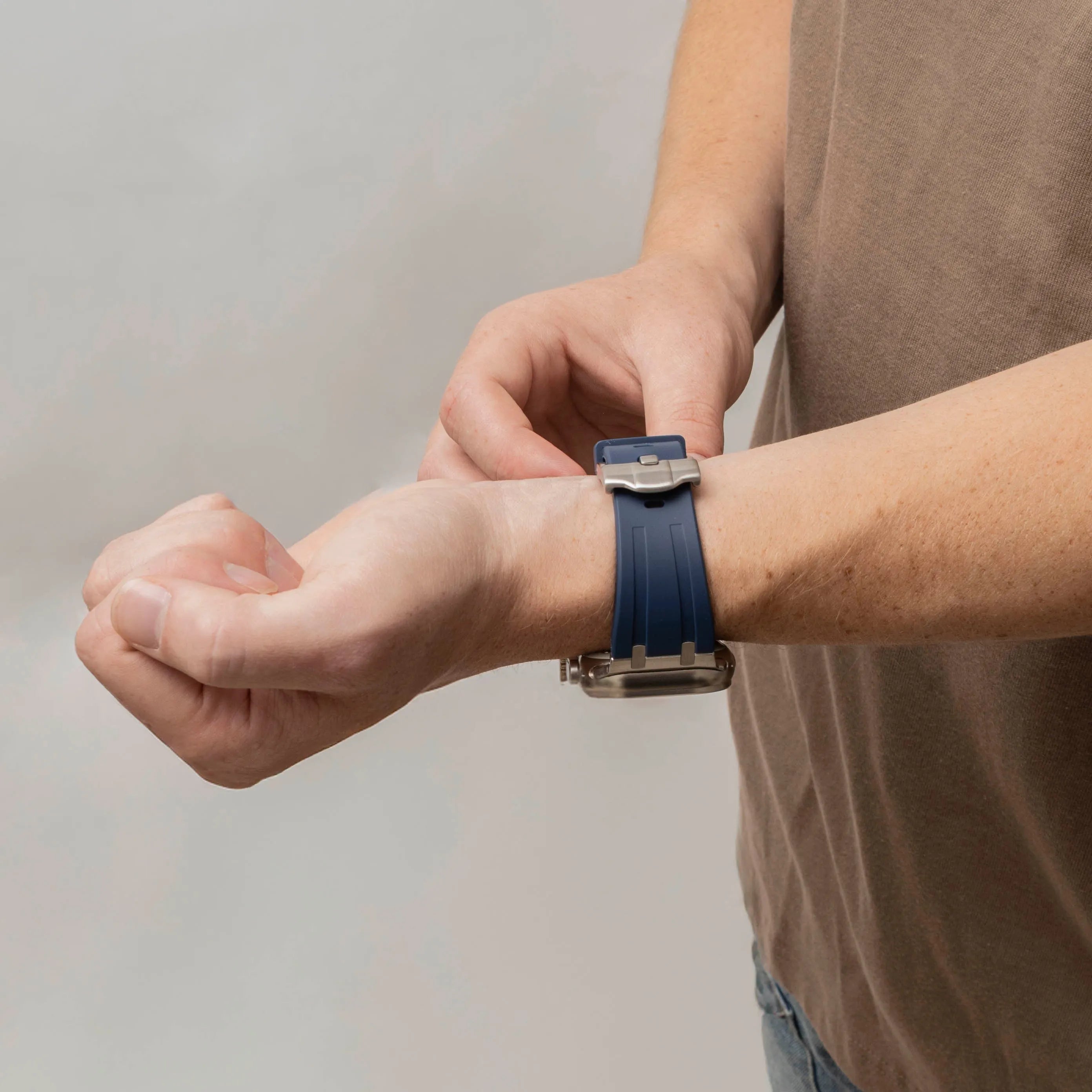 Apple Watch luxe liquid silicone band (blauw met zilver)