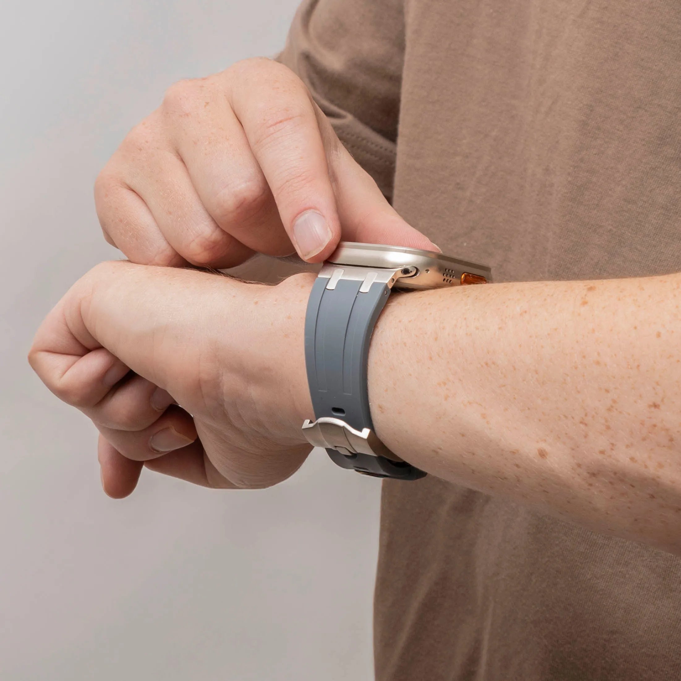 Apple Watch luxe liquid silicone band (donkergrijs met zilver) 