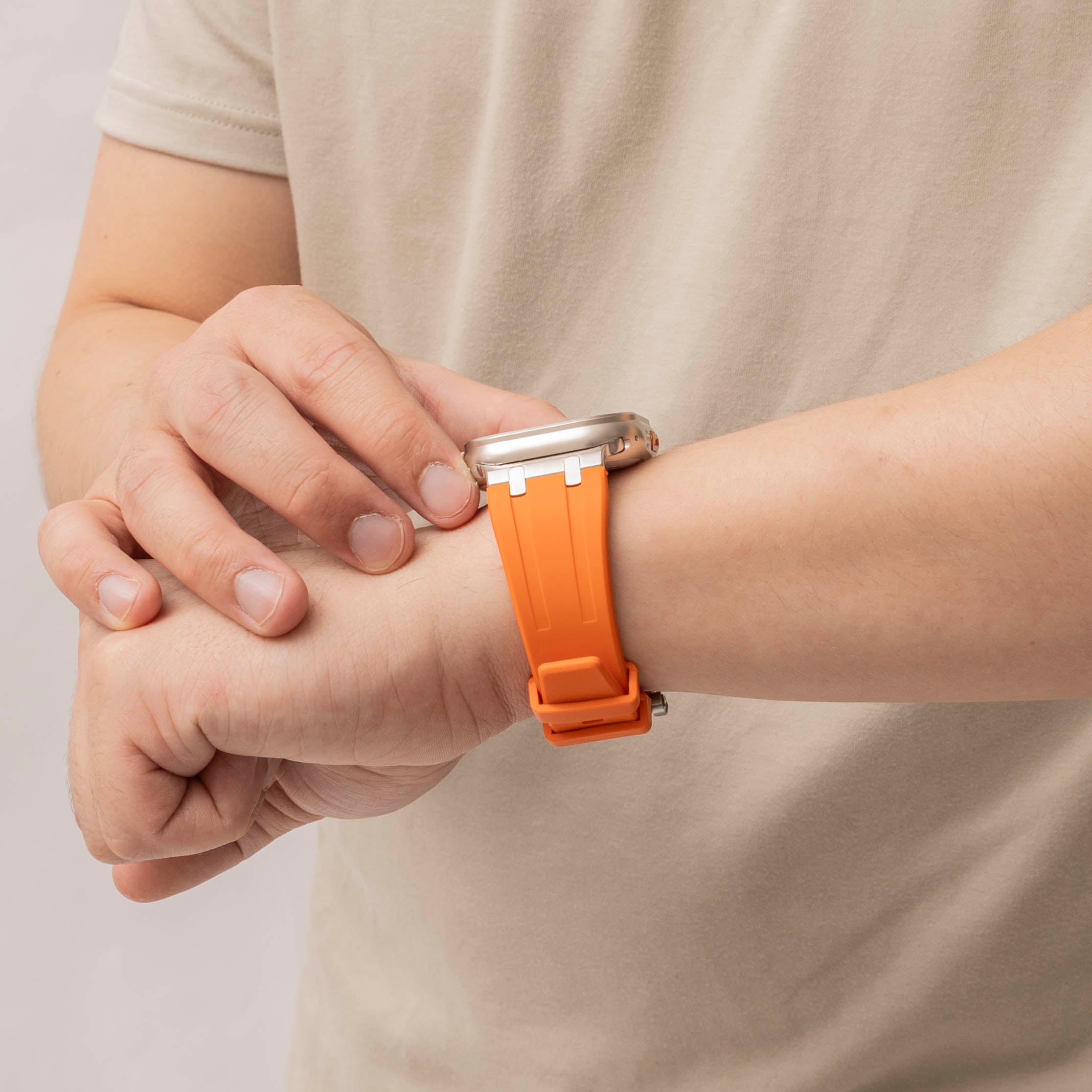 Bandz Apple Watch Ultra siliconen band 'Luxe Liquid' (oranje met zilver)