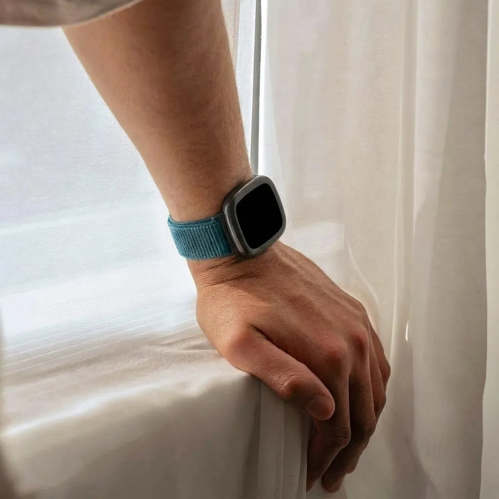 Fitbit Versa 4 nylon bandje (dark mist grey)