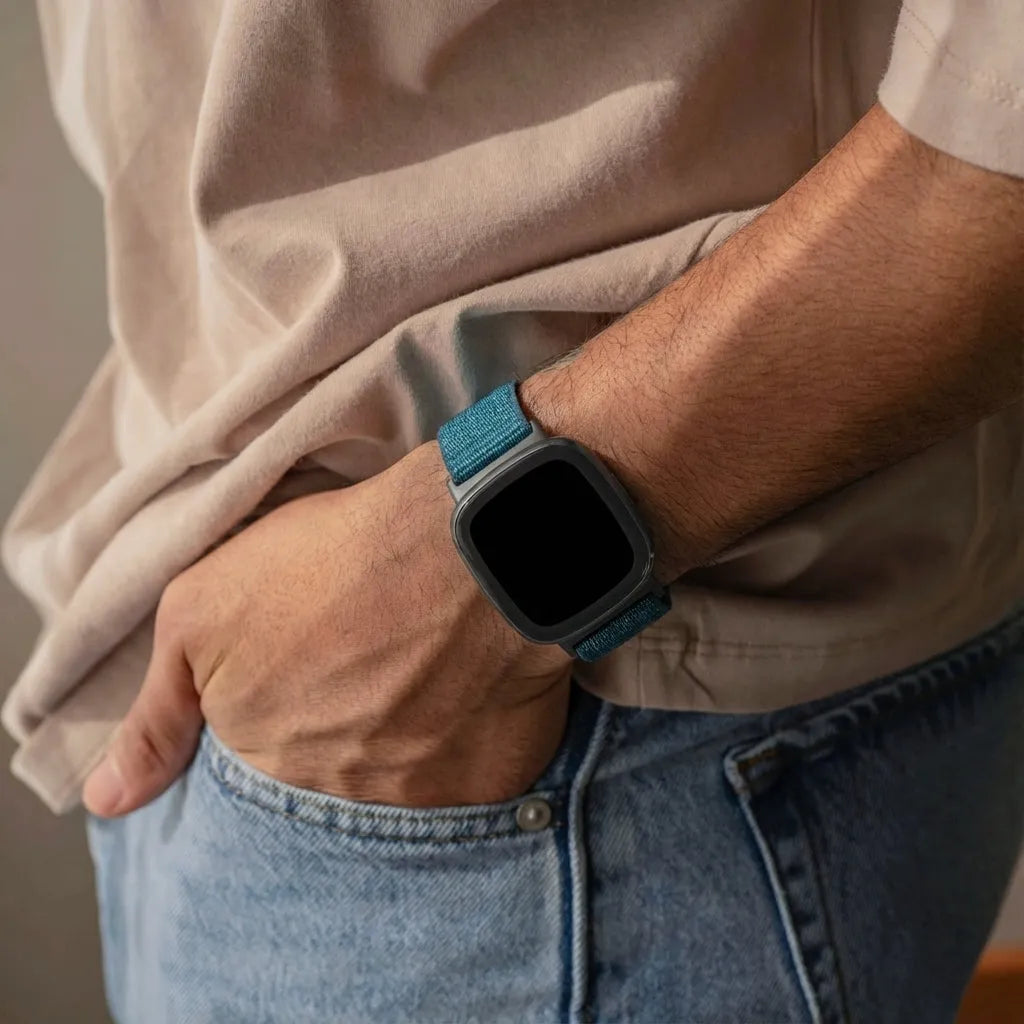 Fitbit Versa 4 nylon bandje (dark mist grey)