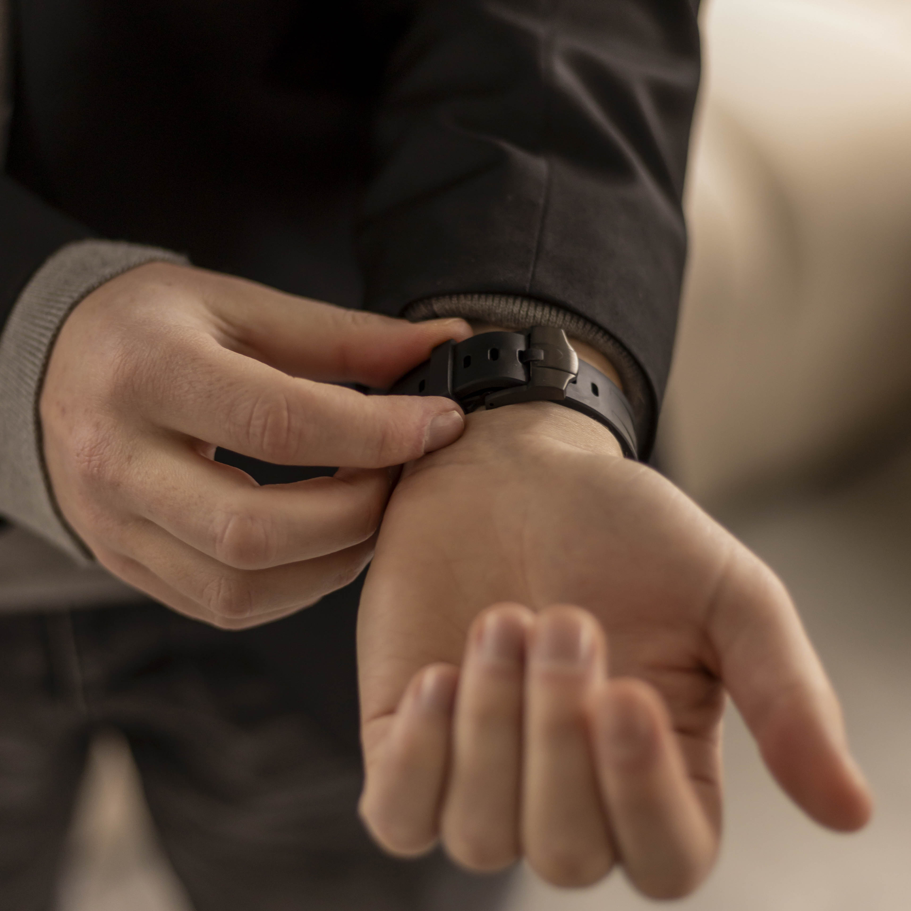 Bandz Samsung Galaxy Watch Ultra 2 siliconen band 'Luxe Liquid' (oranje met zwart)