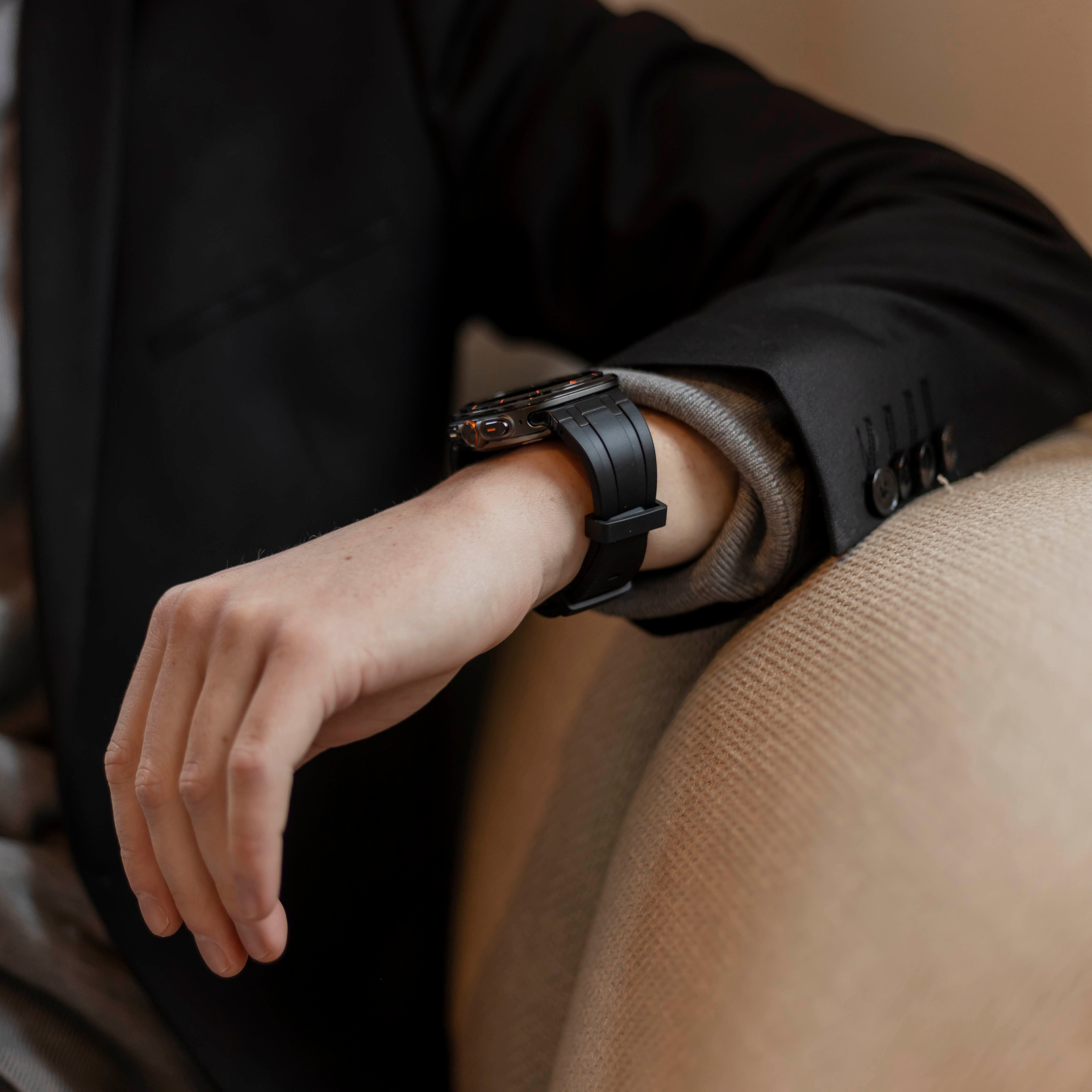 Bandz Samsung Galaxy Watch Ultra 2 siliconen band 'Luxe Liquid' (oranje met zwart)