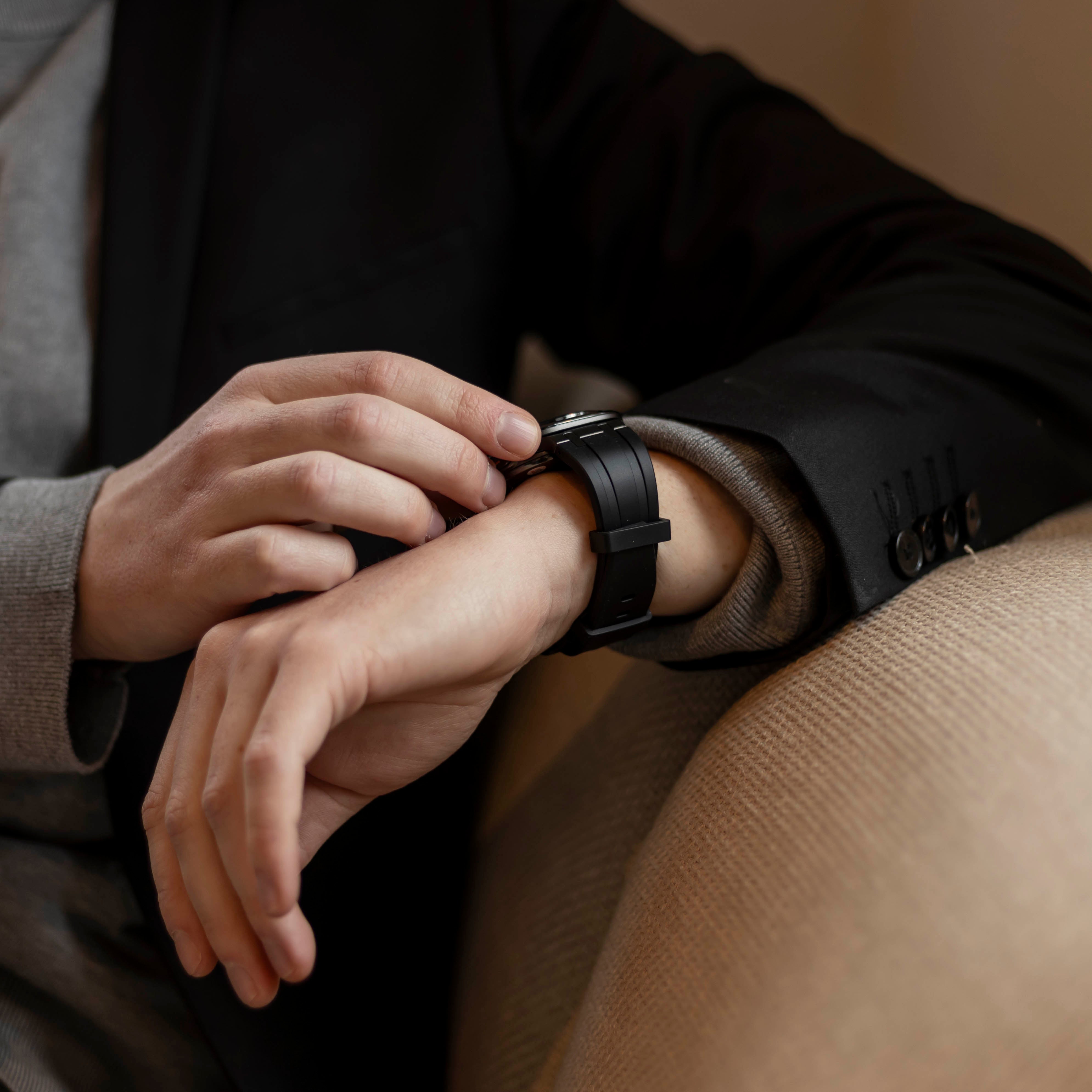 Bandz Samsung Galaxy Watch Ultra 2 siliconen band 'Luxe Liquid' (oranje met zwart)