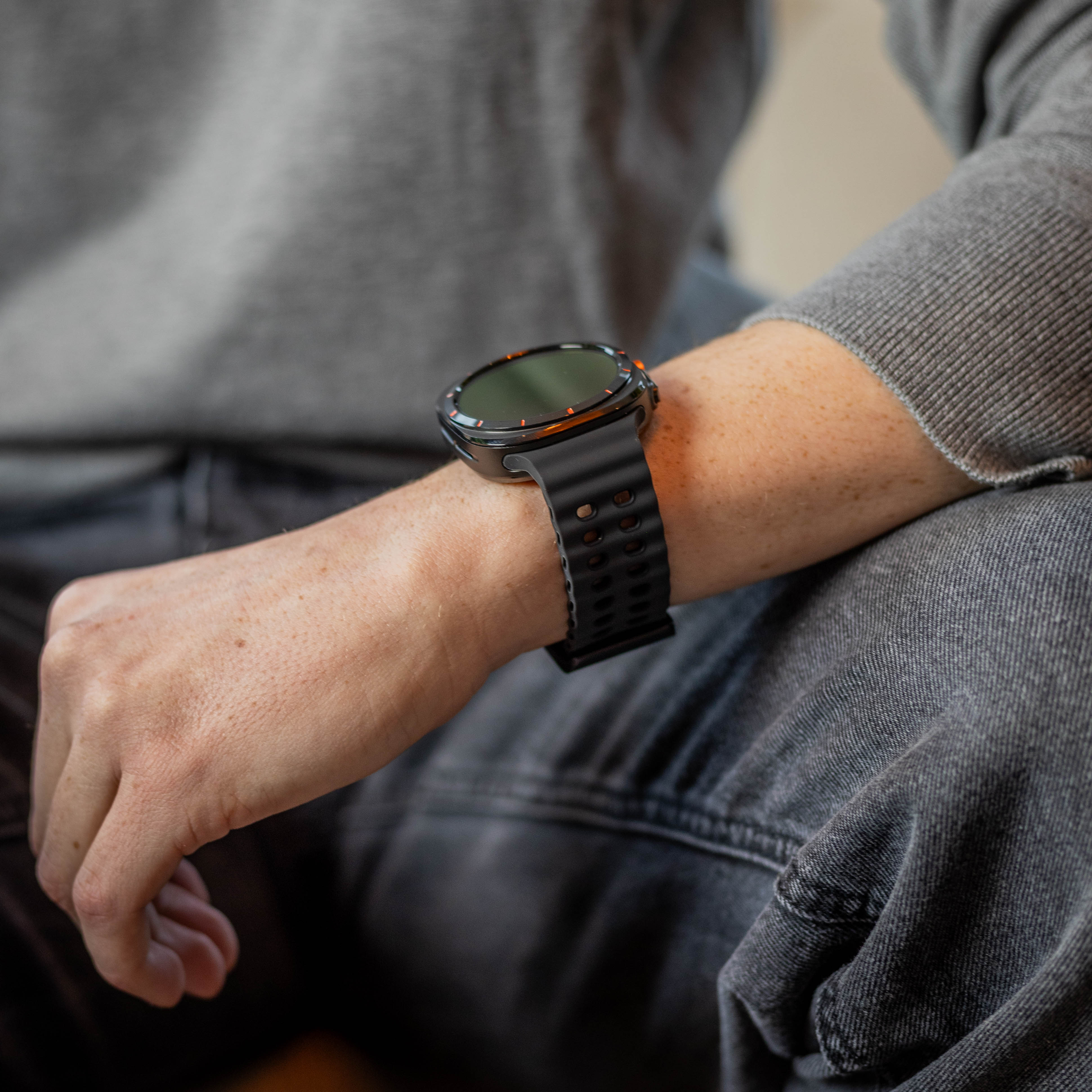 Samsung Galaxy Watch Ultra 2 wave siliconen bandje (donkergrijs/zwart)