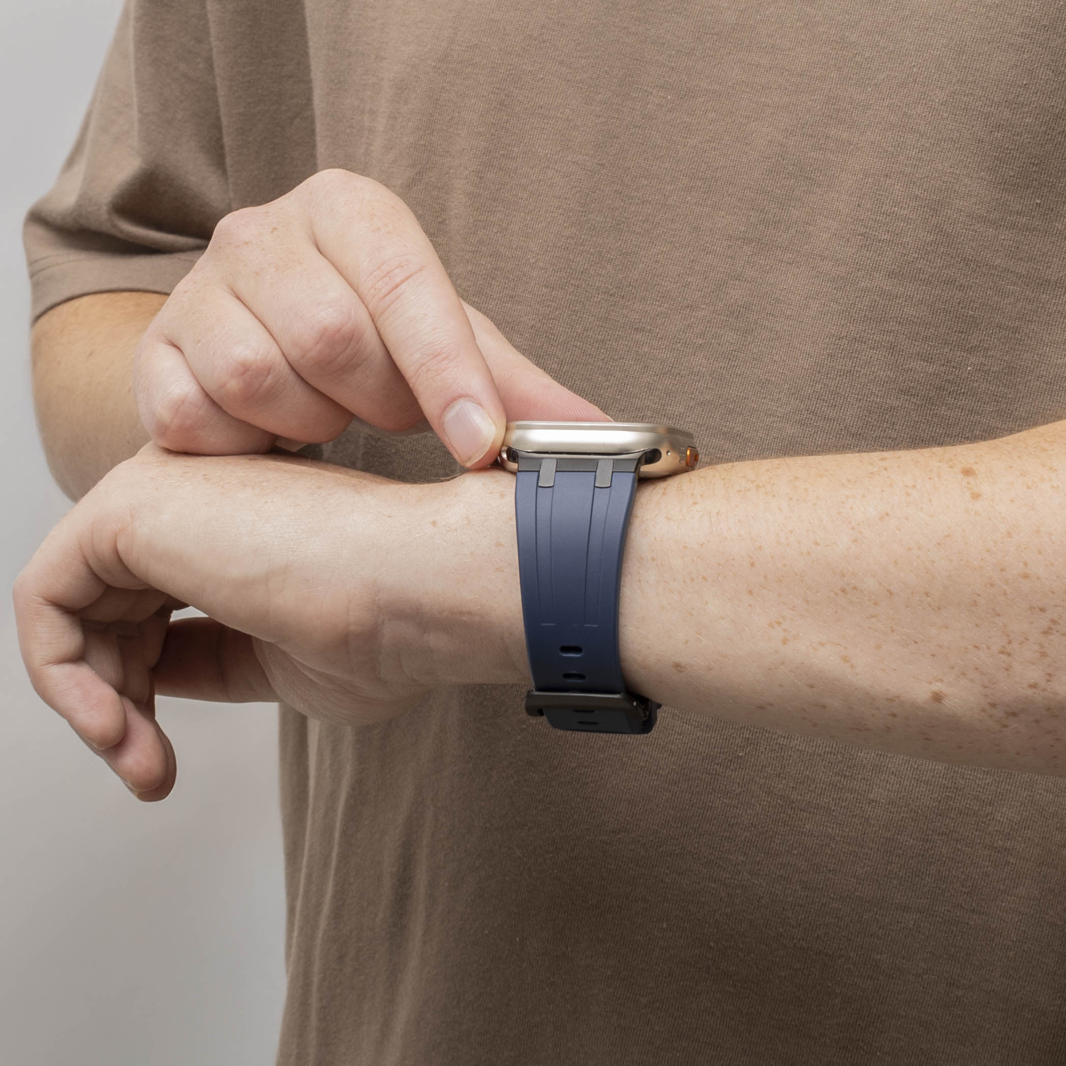 Bandz Apple Watch Ultra siliconen band 'Luxe Liquid' (blauw met zwart)