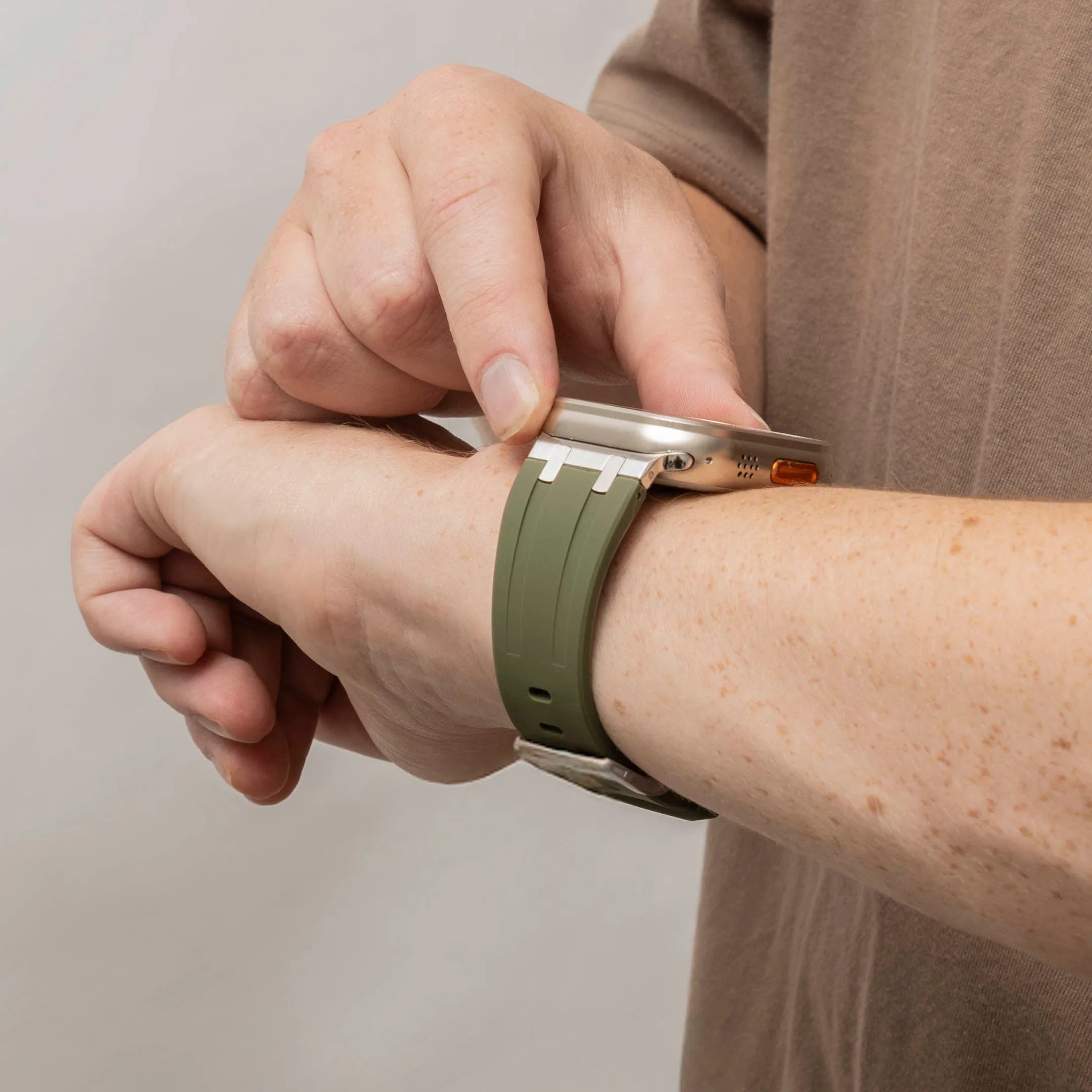Bandz Apple Watch siliconen band 'Luxe Liquid' (groen met titanium)
