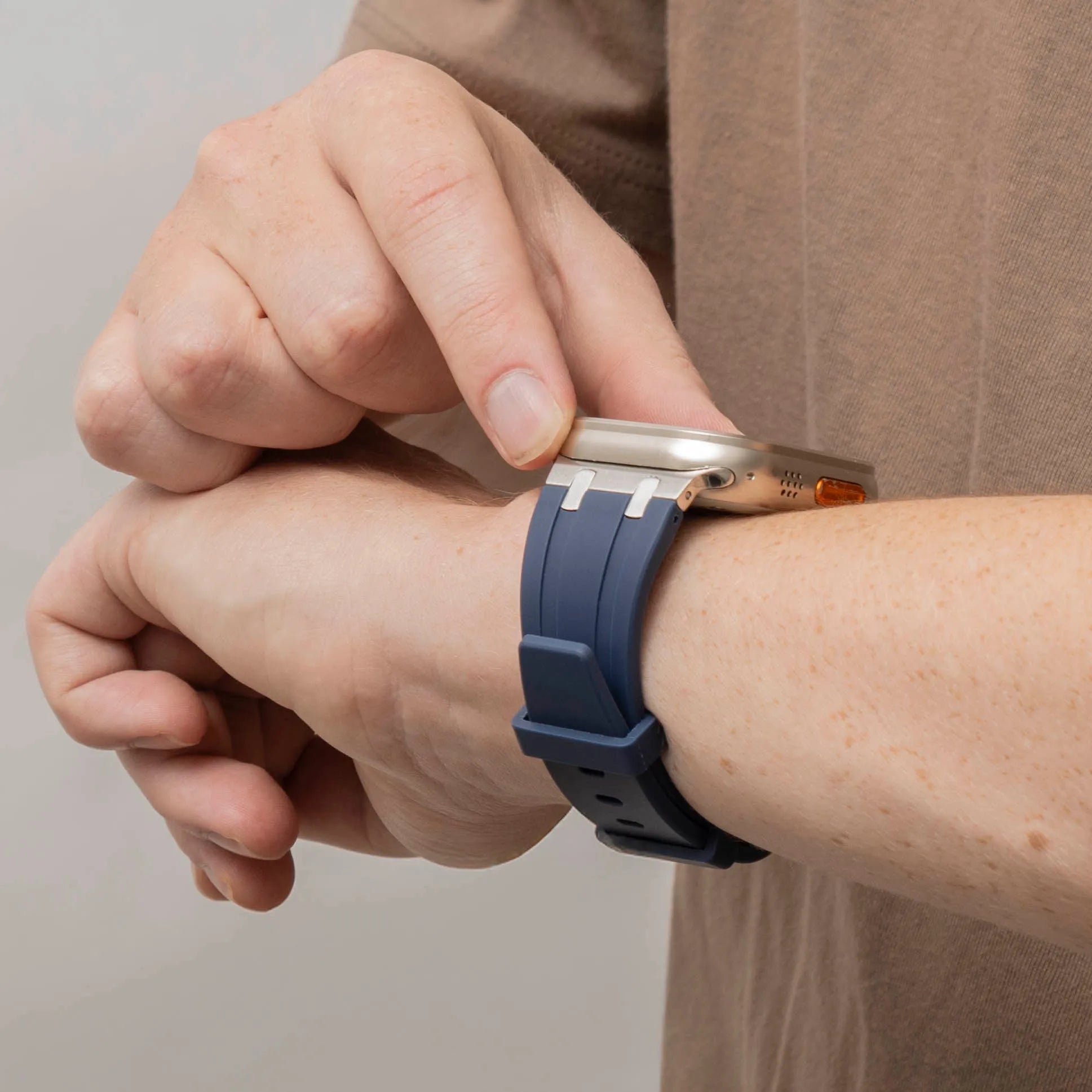 Apple Watch luxe liquid silicone band (blauw met zilver)