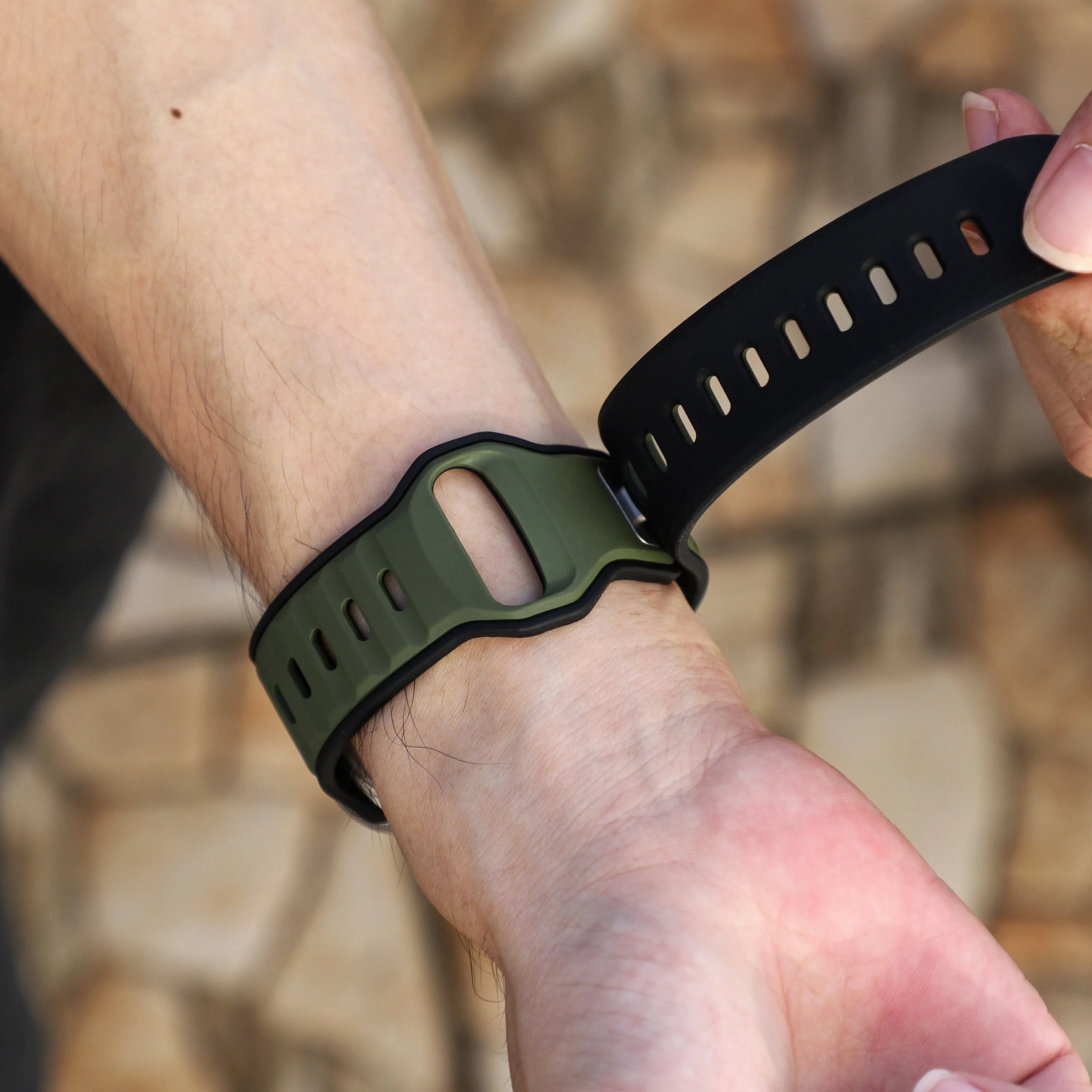 Apple Watch premium outdoor siliconen bandje (legergroen/zwart)
