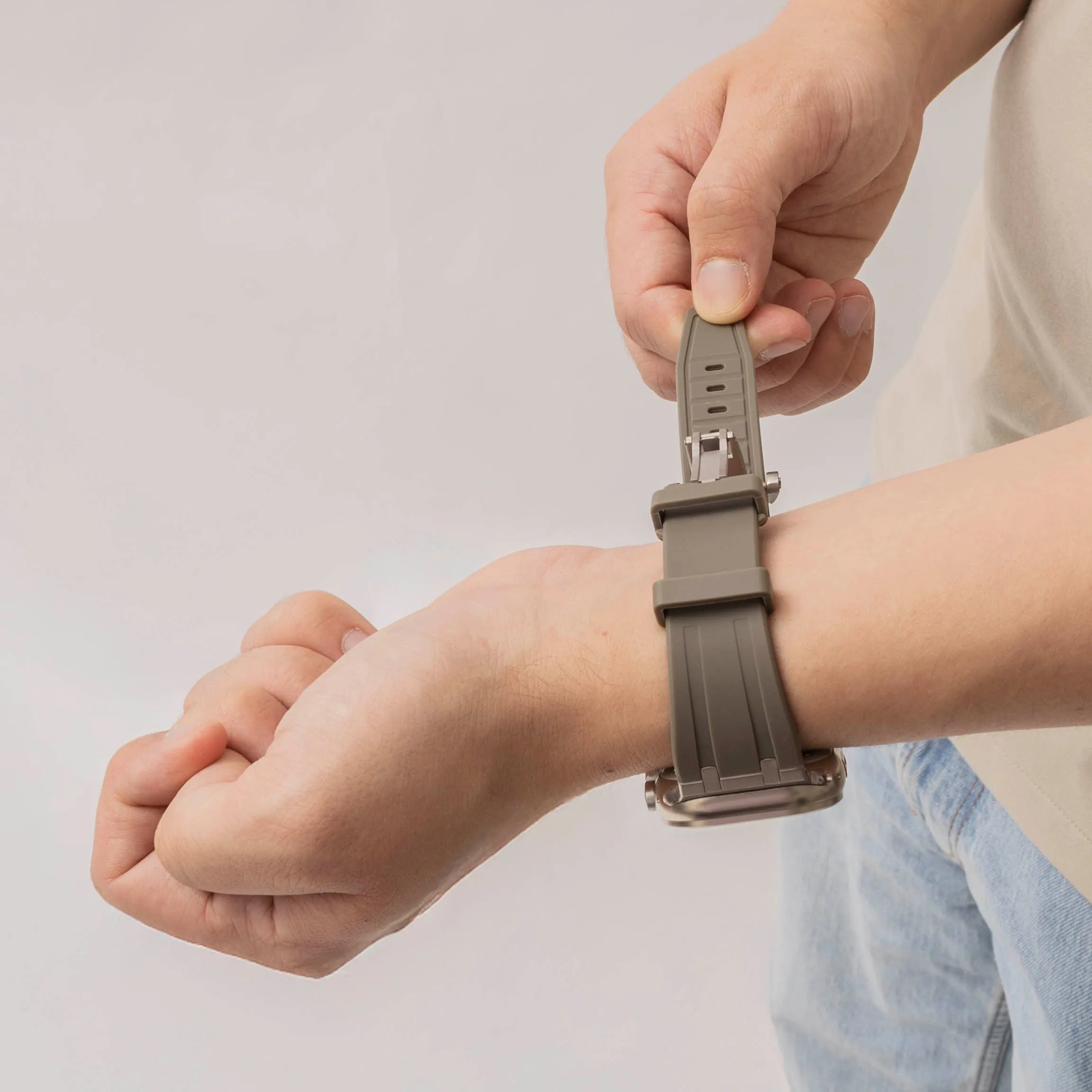 Bandz Apple Watch siliconen band 'Luxe Liquid' (bruin met titanium)