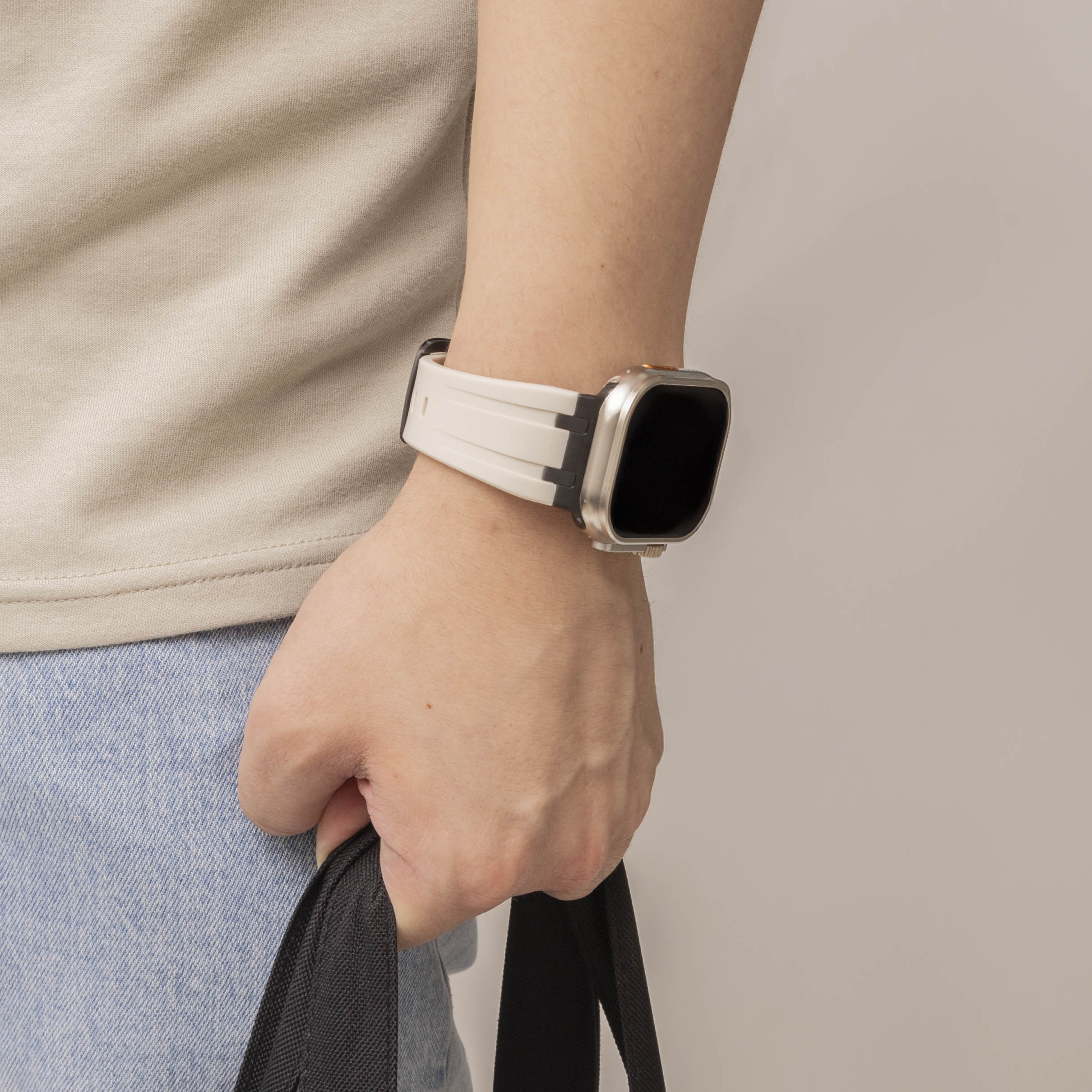 Bandz Apple Watch Ultra siliconen band 'Luxe Liquid' (beige met zwart)