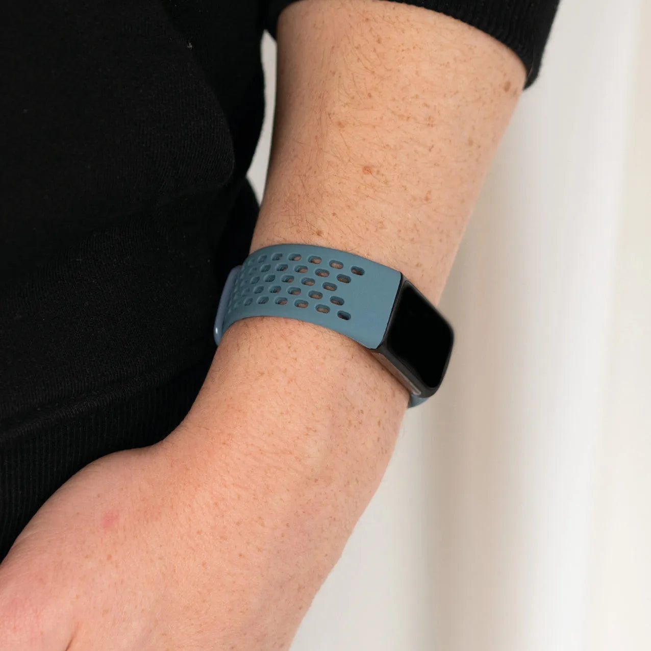 Fitbit Charge 6 siliconen bandje met gaatjes (grijsblauw)