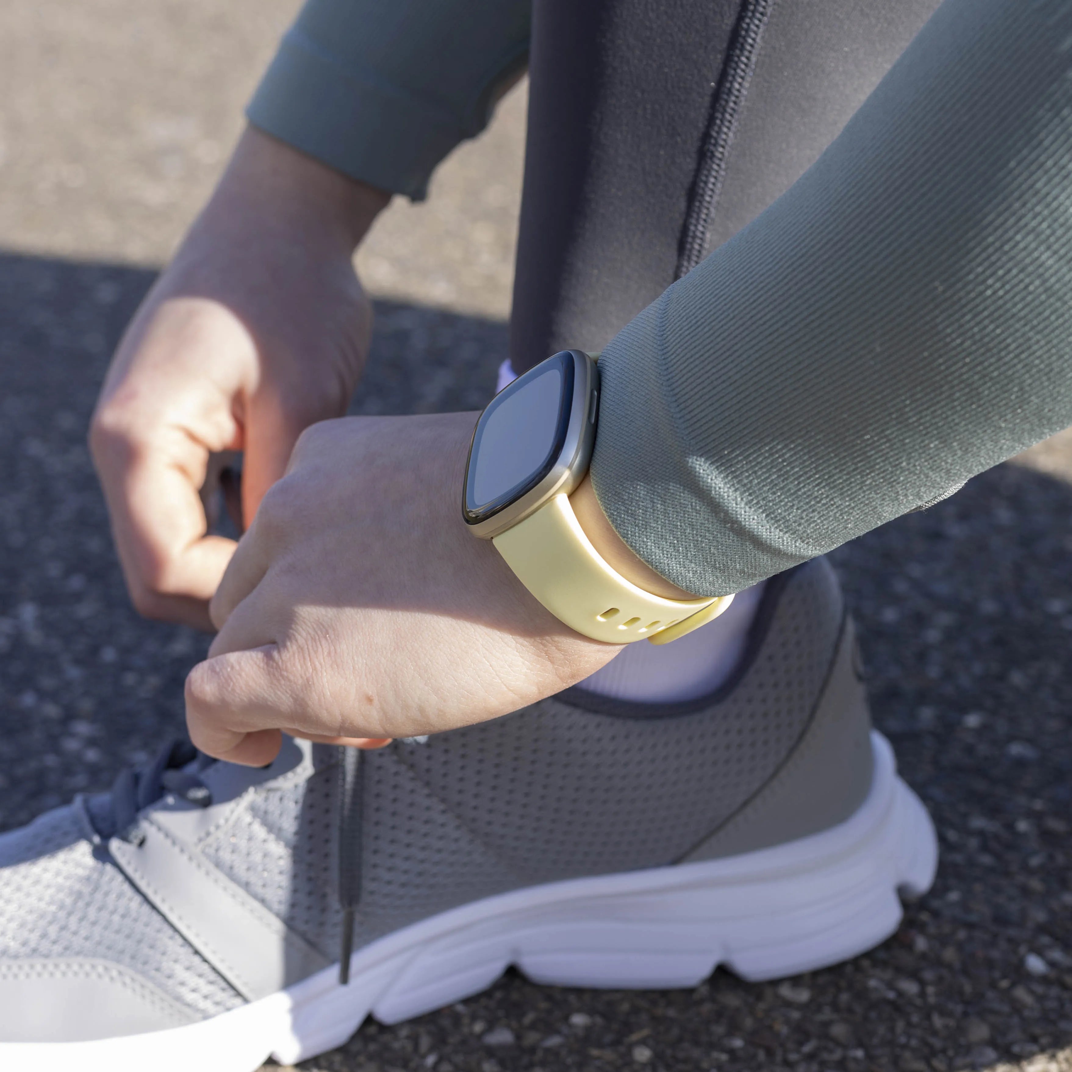 Fitbit Versa 4 siliconen classic bandje (lichtgeel)