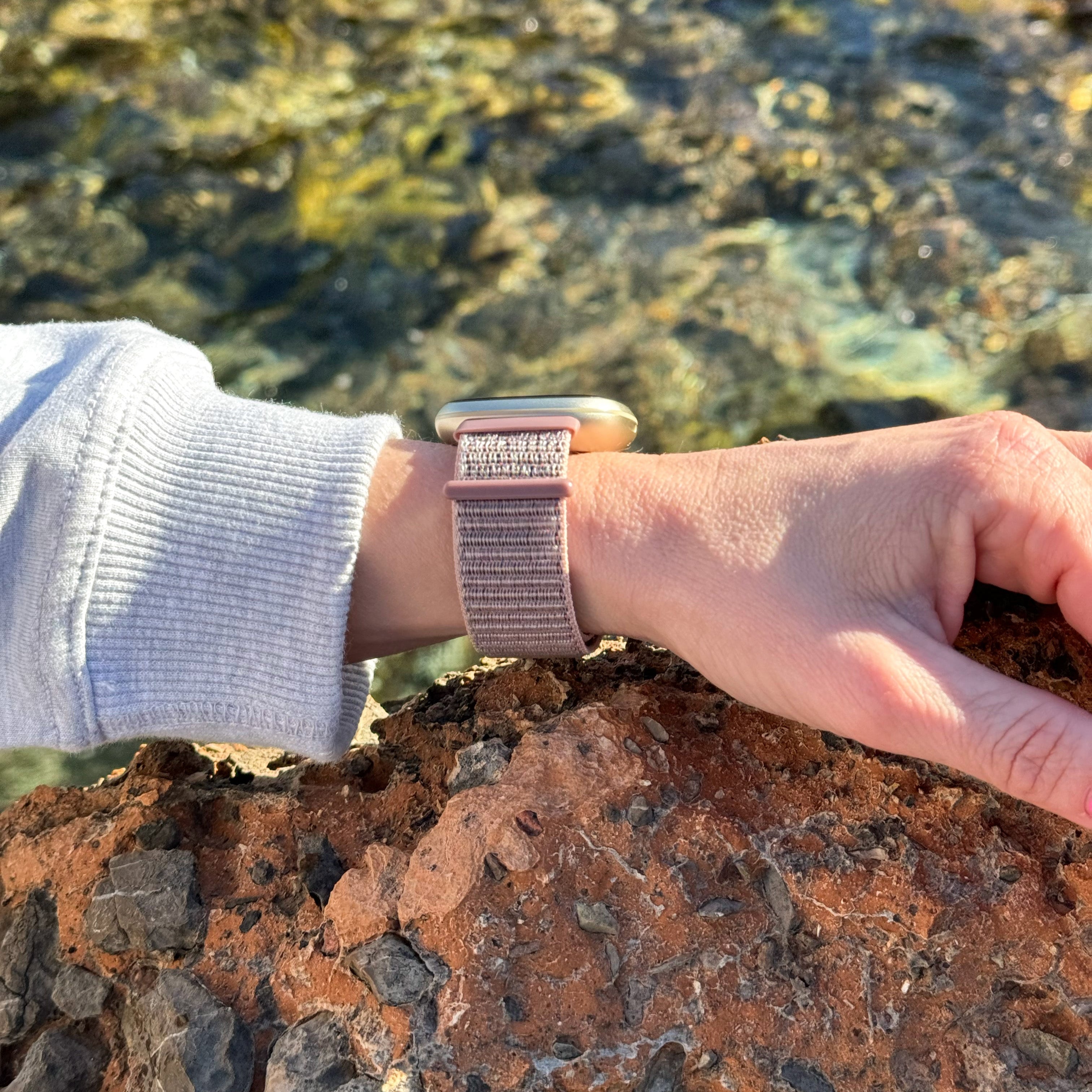 Fitbit Sense nylon bandje (pink sand)
