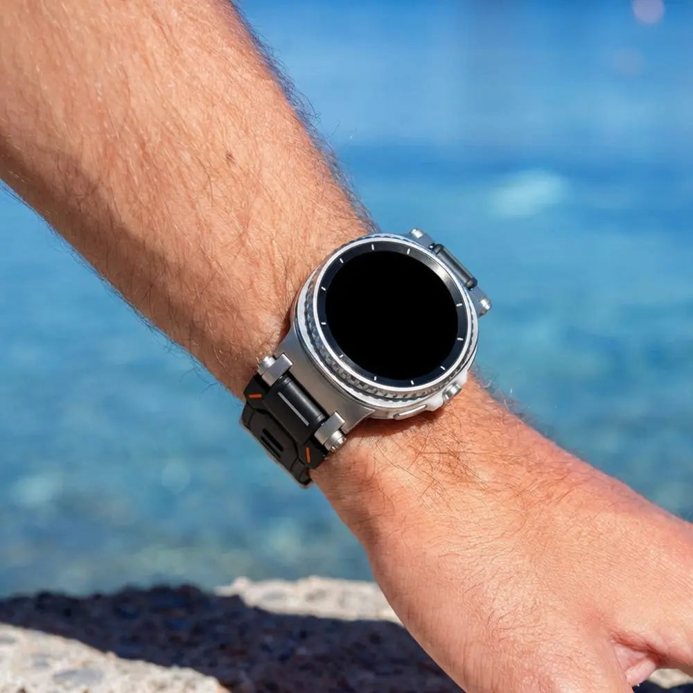 Samsung Galaxy Watch 8 - 44mm 'Explorer' silicone band (zwart met titanium)