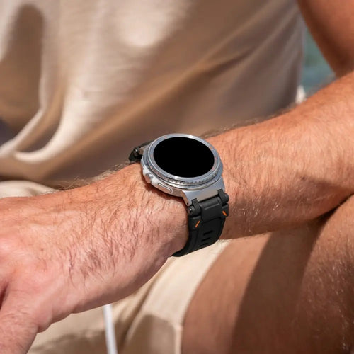 Samsung Galaxy Watch 8 - 44mm 'Explorer' silicone band (zwart met titanium)
