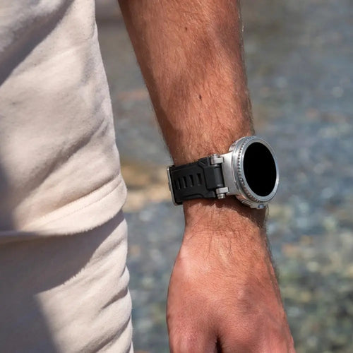 Samsung Galaxy Watch 8 - 44mm 'Explorer' silicone band (zwart met titanium)